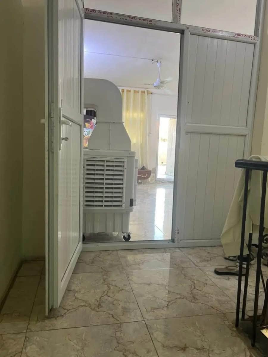 بيت للبيع
الموقع: منطقة البو شامان مقابل مدرسة غزة📍 
المساحة 500م 
يتكون من بيت رئيسي  ومشتمل مستقل و شقتين طابق ثاني
مناسب للسكن و للاستثمار 
البيت الرئيسي: • كراج كبير مع حديقة
• مطبخ 4x5
• هول 5x6
• غرفة ضيوف (خطار) 8x5
• موزع 6x4
• غرفة نوم مع سويت داخلي 5x4
الطابق الثاني: عبارة عن شقتين مستقلتين
الشقة الأولى: • موزع 5x4
• 3 غرف (5x4 لكل غرفة)
• مطبخ 3x3
• مجمع صحيات
الشقة الثانية: • مدخل مع مطبخ 3x3
• مجمع صحيات
• هول 5x4
• غرفة نوم 5x4
المشتمل الأرضي: • كراج كبير مع صحيات
• مطبخ 4x5
• هول 5x4
• غرفة مع سويت 4x5
• غرفة صغيرة تستخدم مخزن
للاستفسار:
***********
