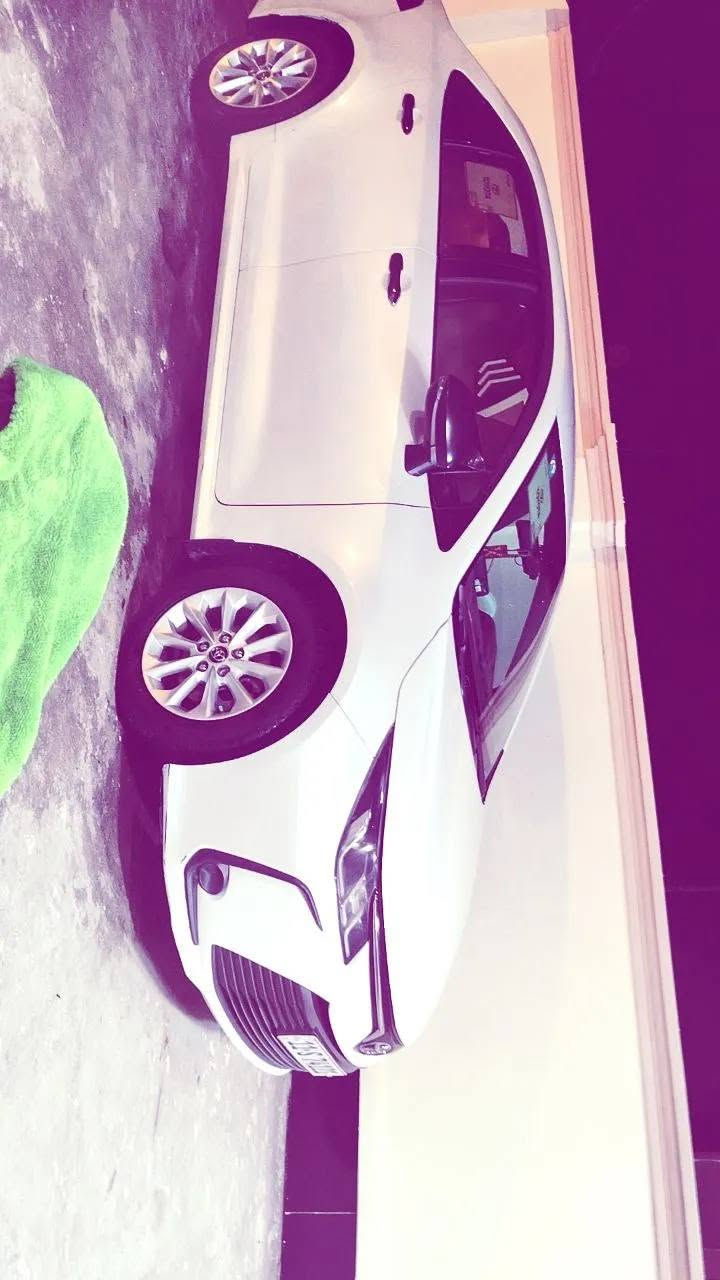 السلام عليكم كورولا ساز      للبيع موديل 22 باسمي تحويل ثاني يوم سياره جديده تخون تاير محرك 1800 كفاله كير كفاله جاملغ بي صبق+معجون مو هواي شويه بيها شويه بالباب بارد رقم الهاتف*********** السعر 157 وبيها مجال
