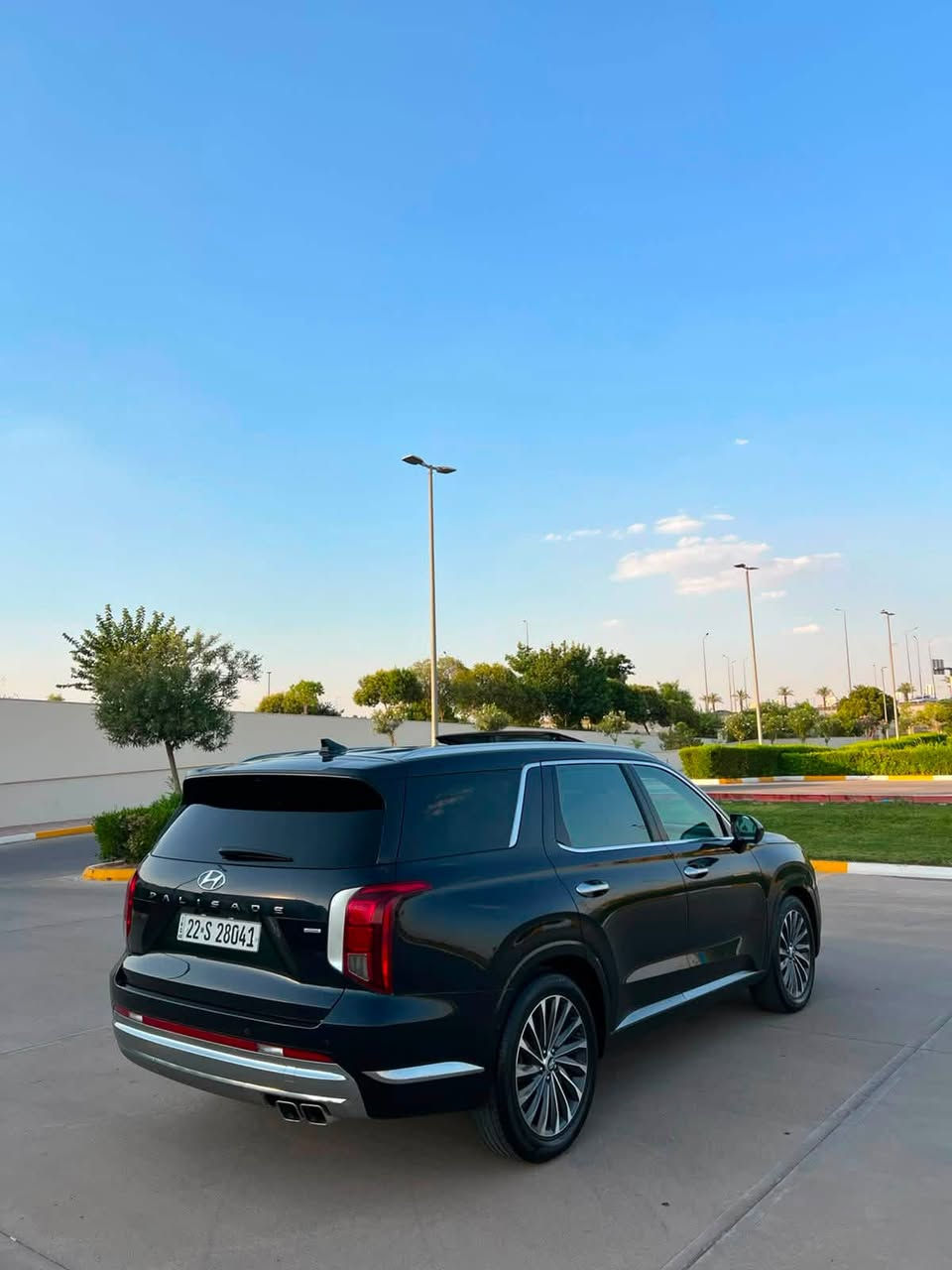 🚘 للبيع | هيونداي باليسيد Calligraphy 2024 (فل أوبشن)
للبيع هيونداي باليسيد Calligraphy موديل 2024، أعلى فئة، وارد أمريكي، لون نيلي، سيارة نظيفة جدًا ومزوعة للآخر بكل المواصفات.

المواصفات:

* محرك 3.8 لتر V6
* قير أوتوماتيك 8 سرعات
* دفع رباعي AWD
* 7 مقاعد (كابتن سيت)
* جلد نابا فاخر
* سقف بانوراما مزدوج
* شاشة 12.3 إنج
* عدادات ديجيتال 12.3 إنج
* هيد أب دسبلي (HUD)
* كاميرات 360°
* كاميرا النقطة العمياء داخل العدادات
* نظام صف أوتوماتيكي (Remote Smart Parking Assist)
* رادار أمامي
* مثبت سرعة ذكي
* نظام المحافظة على المسار
* فرملة طوارئ أوتوماتيكية
* مراقبة النقطة العمياء
* تنبيه حركة المرور الخلفية
* حساسات أمامية وخلفية
* تشغيل وباب بصمة
* تشغيل عن بُعد
* تبريد وتسخين للمقاعد الأمامية والخلفية
* مقود مدفأ
* ذاكرة لمقعد السائق
* تحكم كهربائي بالمقاعد
* مكيف ثلاث مناطق مع فتحات للصفين الثاني والثالث
* نظام صوت Harman Kardon الفاخر
* Apple CarPlay وAndroid Auto
* شاحن لاسلكي
* منافذ USB-C لجميع الصفوف
* إضاءة داخلية Ambient
* باب خلفي كهربائي مع حساس فتح
* مرايا كهربائية قابلة للطي مع تسخين
* إضاءة LED كاملة
* جنوط 20 إنج
* أوضاع قيادة متعددة (Eco / Comfort / Sport / Smart / Snow)
* مثبت نزول المرتفعات
* 10 وسائد هوائية

السعر: 265 ورقة، وبها مجال بسيط للجادين.

الموقع: البصرة.

التسجيل: رقم أربيل، باسم كردي، تحويل ثاني يوم.

الوارد: أمريكي.

الحادث: طخة جام لغ فقط.

للاستفسار : ***********
