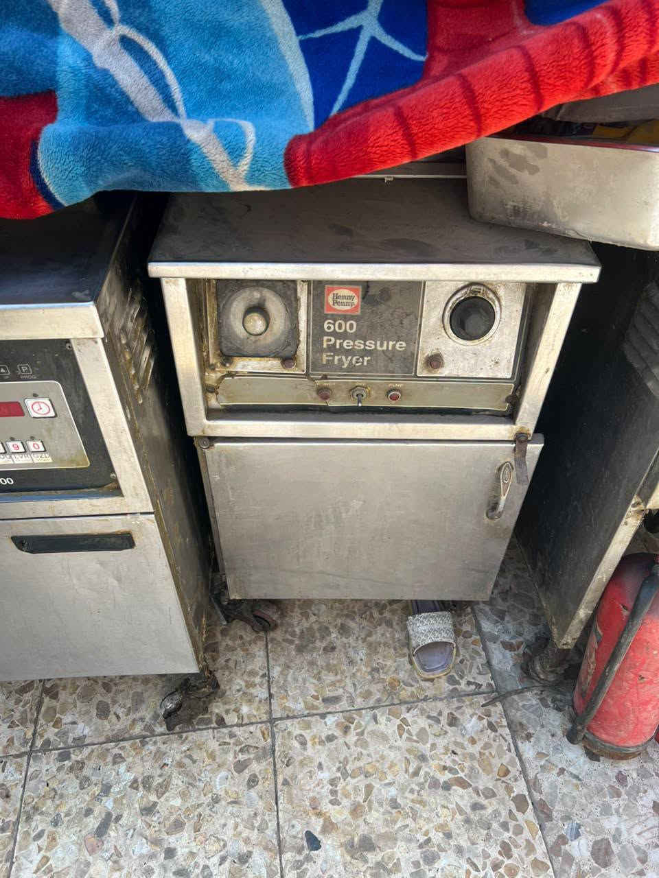 سلام عليكم جدورة أمريكي هني بني 4 عدي مال كنتاكي ثنين منهن دجتل 8000حجمهن وثنين منهن جنل 600 نضيفات يرادلهن بس تنضيف سعر دجتل 40ورقه واحد وسعر جنل 25ورقه بيهن مجال استفسار عل رقم***********
