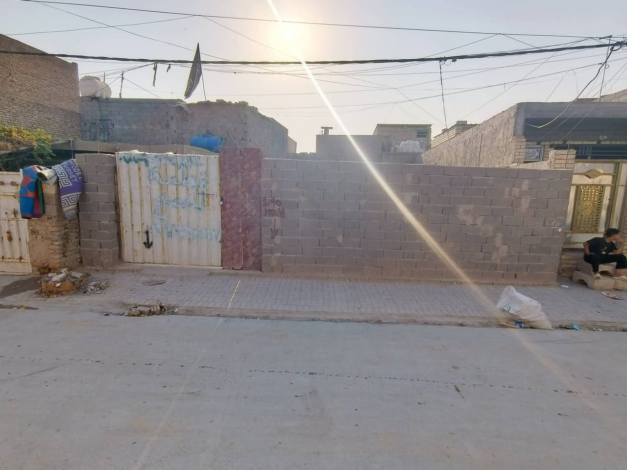 السلام عليكم ورحمت الله 
قطعه ارض للبيع المساحه 200م
الدف بمستوى الشارع 
مجاري +ماء +تبليط خدمات جديده كامله
نوع السند/طابو زراعي قرار محكمه
حي المنتظر 

للاستفسار *********** اتصال +واتساب 
ما متواجد فيس
