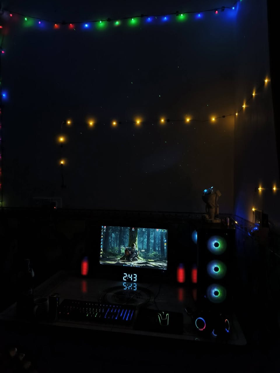 للبيع: تجميعة بي سي✨ (PC Gaming) متكاملة سيت أب كامل جاهز للاستخدام
مواصفات التجميعة (الكيس):
​المعالج: AMD Ryzen 5 5500  
​كرت الشاشة: Inno3D iChill GTX 1070 8GB
​اللوحة الأم (Motherboard): Gigabyte B450  
​الرام: 16GB DDR4 بسرعة 3200MHz (قطعة واحدة)  
​التخزين: SSD 256GB + HDD 320GB  
​الكيس والتبريد: Sama RGB مع 4 مراوح تبريد  
​الملحقات والشاشة (السيت أب كامل):
​الشاشة: Raptor قياس 24 إنش، تردد 180Hz Fast IPS. جديده
​الـ UPS: جهاز Rising قدرة 3000VA لحماية الجهاز وتغذية الطاقة.   جديد
​الملحقات:
​كيبورد قيمنق Sunsonny RGB.
​ماوس قيمنق Xtrike Me.
​سماعة قيمنق GH30 RGB.
​ساعة رقمية سطح مكتب.
​ملاحظة للأمانة:
​يوجد منفذ رام واحد (Slot) عاطل في المذربورد، والجهاز يعمل بشكل ممتاز وسلس جداً على المنفذ الثاني بقطعة رام 16GB.
​السعر  للسيت اب كامل:  700 الف دينار عراقي 
المكان  بغداد  الشعب  

رقم الهاتف ***********
