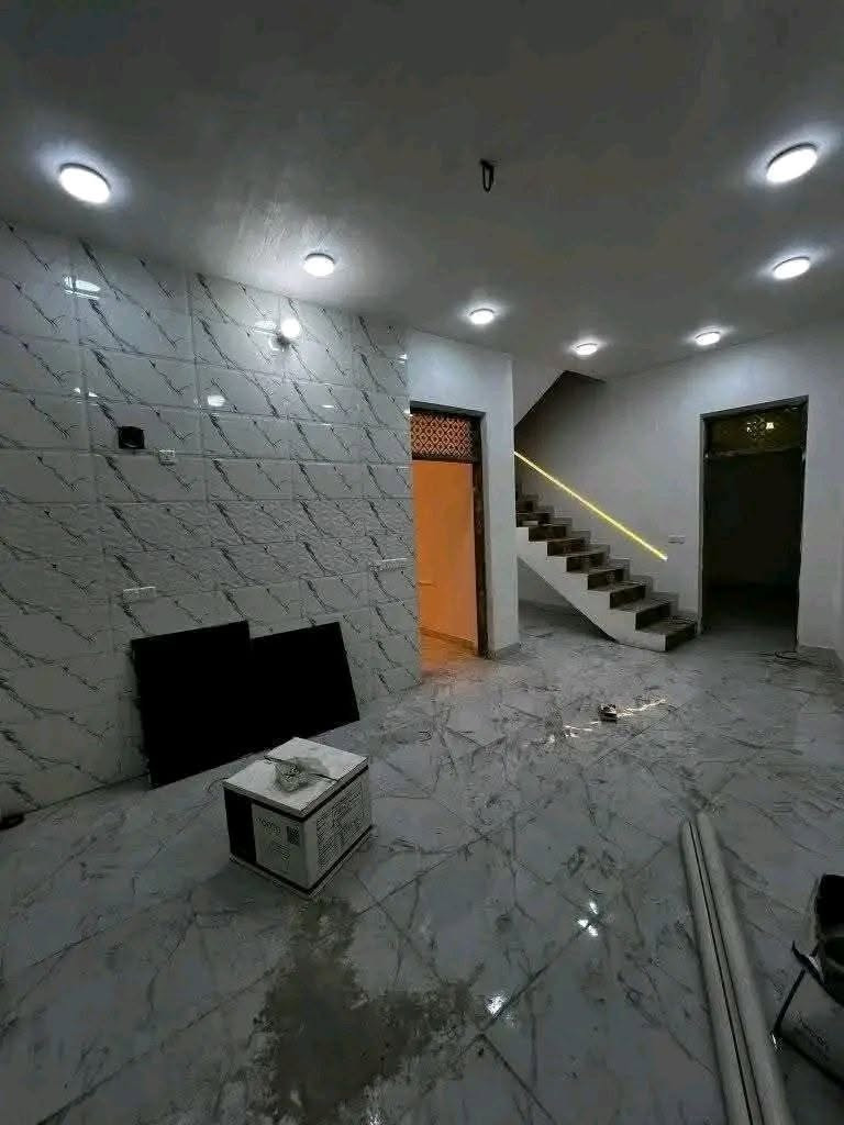 السلام عليكم على بركه الله دار للبيع باب الحاره الزراعي موقع مميز ١٠٠ متر مربع البيت ركن على شارعين تفاصيل البيت استقبال مطبخ صاله قرفه نوم صحيات داخلي ترك صحيات خارجي طرمه بيتونه سطح كبير البيت كامل من كلشي اي نقص مابي 
تفاصيل اكثر ***********
تفاصيل اكثر راسل الصفحه او استفسار واتساب
