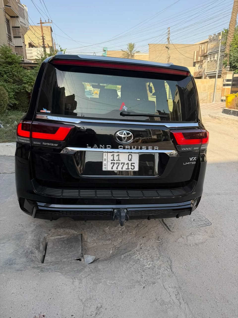 السلام عليكم 🌹
للبيع تويوتا لاندكروزر VX Limited موديل 2024 🚙✨

🔹 اللون الداخلي: أحمر + أسود
🔹 الممشى: 21,000 كم فقط
🔹 الحالة: خالية من الملاحظات

المواصفات:
• أبواب شفط
• 4 كاميرات
• رادار أمامي وجانبي
• حساسات أمامية وخلفية
• كراسي أمامية وخلفية تدفئة وتبريد
• كراسي كهربائية أمامية وخلفية
• مواصفات VX Limited

السيارة نظيفة جداً وبحالة ممتازة، جاهزة للفحص

مكان السياره بغداد حي البنوك
هاتف ***********
