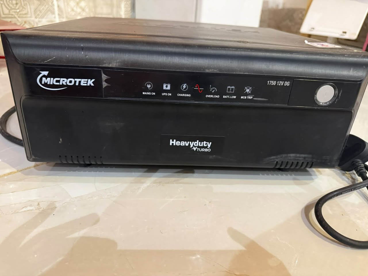 ⚡ عاكسة كهرباء (UPS) + بطارية للبيع بحالة ممتازة ⚡
تفاصيل الجهاز والبطارية كاملة:

الموديل: HEAVY DUTY VTURBO 1750 12V DG

القدرة / السعة: 1500VA / 1200W (تتحمل أحمال تصل إلى 1200 واط)

النظام: تعمل على نظام 12 فولت (بطارية واحدة)

بها نظام شحن هيفي ديوتي (Heavy Duty Turbo)

تحتوي على جوزة حماية تلقائية (Mains MCB C16) لحماية الجهاز من التغيرات المفاجئة في التيار

خيارات للتحكم بقدرة الشحن (10A / 15A / 20A)

مفتاح تحويل باي باس (Bypass Switch)
--------------------------------------
البطارية:

بلد الصنع: صنع في كوريا

السعة: 1700AH (20HR) / 12V

قدرة التشغيل / التدوير: 950A (EN)

الملاحظات: ممتازة جداً ومرفق معها مؤشر حالة البطاري

💰 السعر المطلوب: [العاكس 100الف+البطارية 150الف] (قابل للتفاوض البسيط)

📞 للتواصل والاستفسار: [***********] أو عبر الخاص.

📍

نص مكتوب في الصور:
- ضمان ستة أشهر