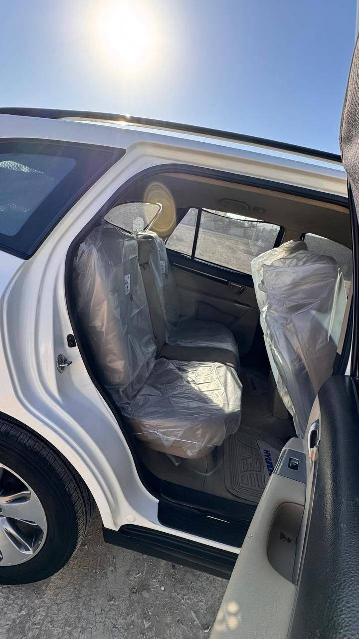 سنتافي 2012
لون ابيض سبعه راكب 
محرك v6   3.5 L
4×4 فور ويل 
3 قطع تبريد 
داخل عسلي 
تخم تاير عنكبوت 
كشنات تحكم كهربائي 
سياره نضيفه دواخل كلش حلوه 
بيها ملاحضات بسيطه في الكشر 
رقم بغداد بسمي تحويل مباشر 
للستفسار التصال على  👇 

***********
*********** 

مكاني بغداد
