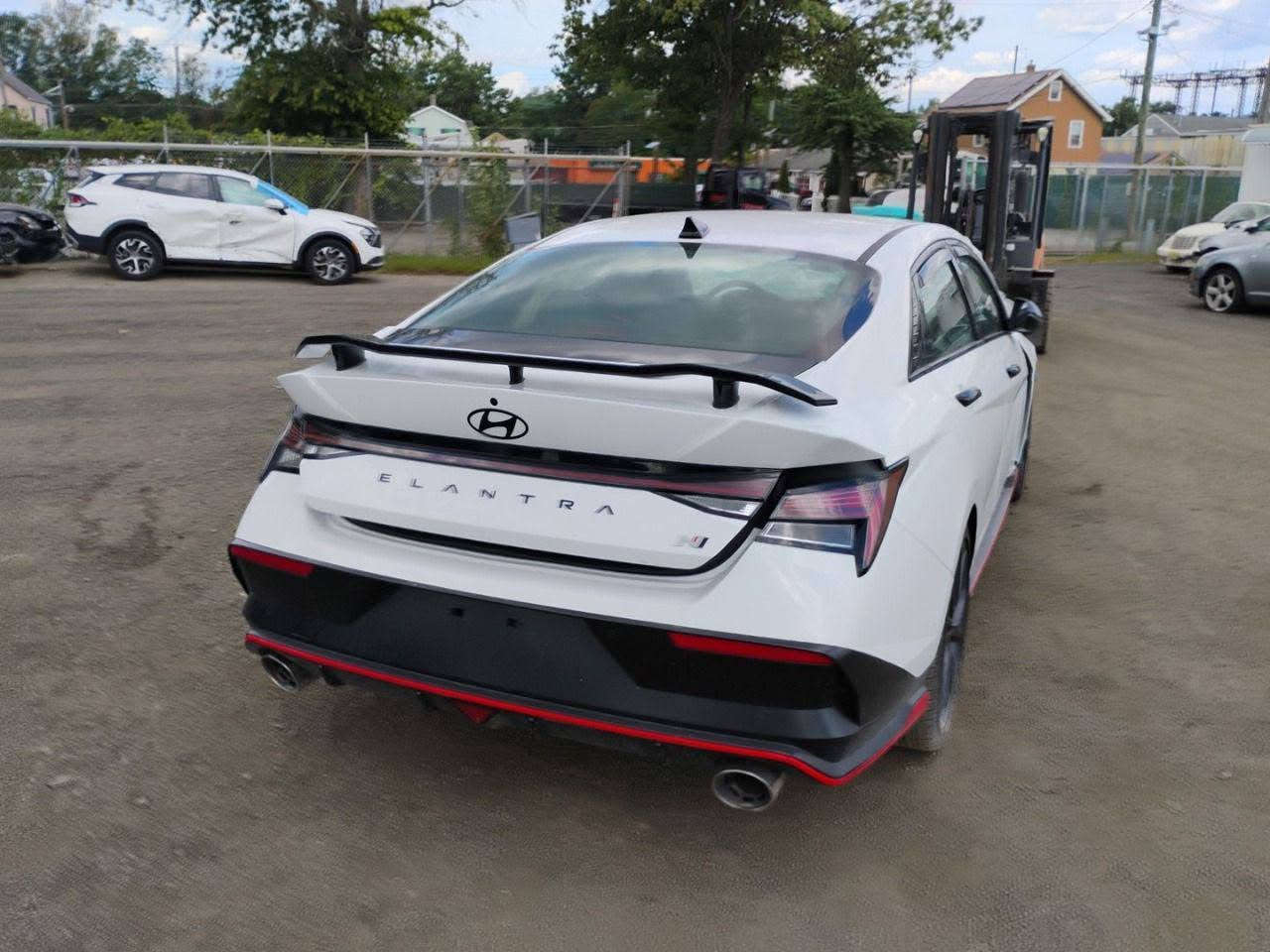 الحلو والنظيف للبيع…🩵🚀
Hyundai Elantra N 

موديل 2025  بدون رقم تترقم جميع المحافظات عدا الاقليم

تريد تتونس كمل واقرة المواصفات 🩵🚀

اللون ابيض صدفي 

محرك 2000 تيربو 

كير اوتوماتيك 8 نمر دبل كلتچ DCT 

فتحة سقف 

بصمة تشغيل

بصمة ابواب 

ترحيب عند الاقتراب 

شاشه كبيره متصله 

ثيمات شاشة عدد ٥

اناره داخليه بلادي بيها عدة الوان 

كشنات حضن ريكارو مختمة N 

كشنات تدفئة 

دركة بيها دكمتين مودات N ومختمة N

شفتات ستيرن 

اكتف اكزوز بلادي بيها 3 وضعيات للصوت وي مودات القياده 

** مودات للقياده ((ايكو ، نورمل ، سبورت ، مود N ,))

 كوستم تتحكم بوضع القياده شون متريد 

، دكمة NGS تزيد السياره 10 احصنة لمدة 20 ثانية 

دبلات كهرباء تتكيف وي وضعية القياده 

ويل 19 بلادي 

فجوج لون احمر مختمة N بلادي

حساسات  خلفي 

كامره خلفيه دوار 

رادارات 360 درجه

رادار مانع تصادم 💥 

كامره تقرالك الطريق وتنبهك اذا انحرفت عن المسار 

نظام قيادة مساعدة 

نظام تحديد مسار 

التوقف التلقائي عند التحريك ووجود اجسام غريبه

عليها شوته رياضي 

السياره حلوه ونظيفة 

السياره ماشيه 10mi

بدون صبغ شرط وصور الحادث بلمنشور

السعر 165$

رقم الهاتف للتواصل ***********

مكان السياره 
بابل المسيب 
                    
                     ...اسف عالاطاله..

نص مكتوب في الصور:
- BIDCARs