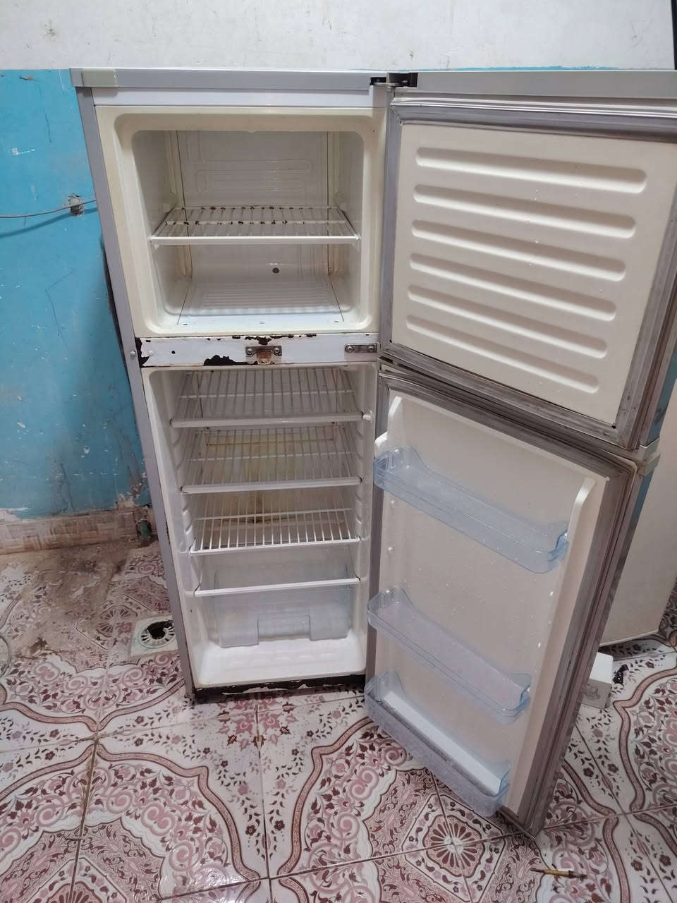 متوفرات ثلاجات عدد 2  جاهزات للتشغيل تبريد وتجميد
الثلاجه البيضاء يابانيه مال باله 
ثلاجه الرصاصيه شركه نيوال تركي 
للاستفسار ***********
