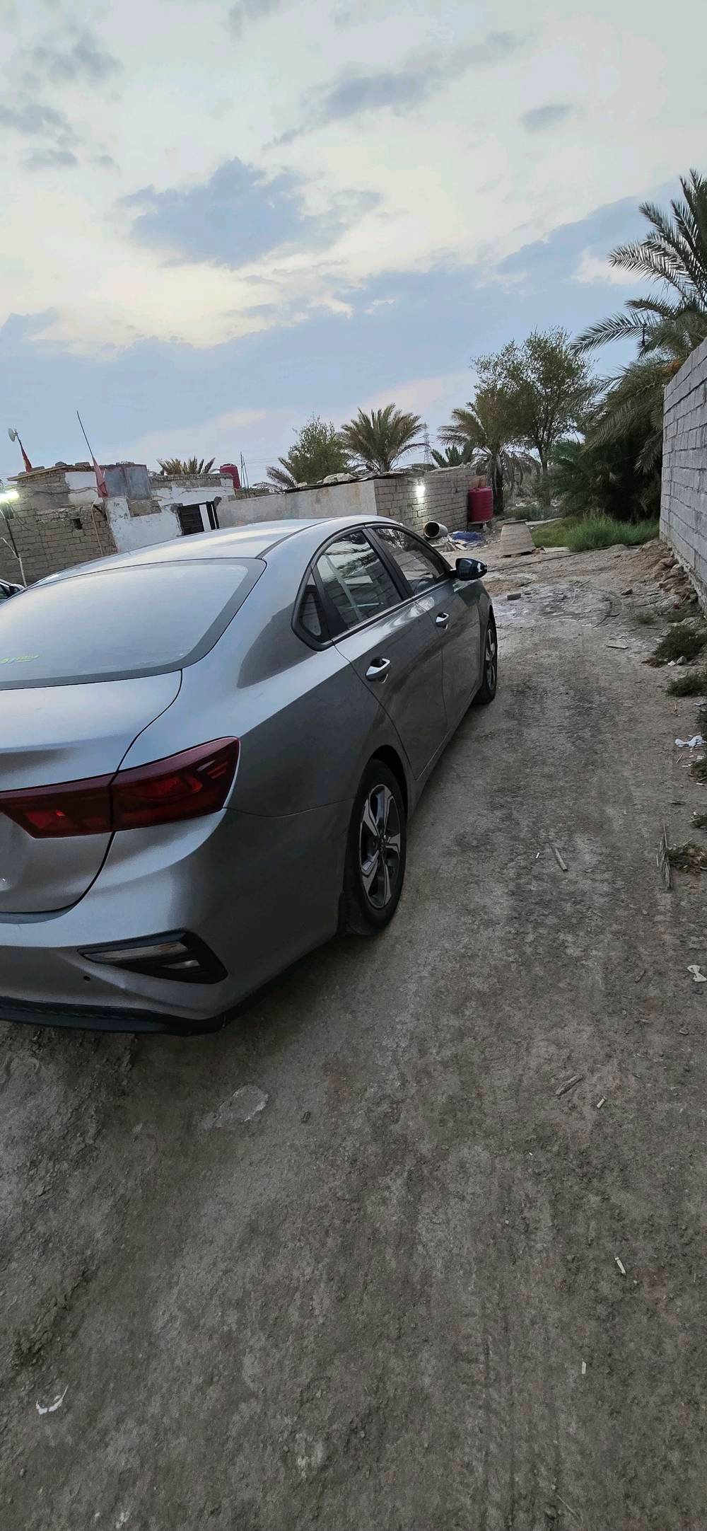 كيا سيراتو موديل 21 خليحي 
محرك 1600 كير  cvt
سياره بيها الباب الصدر الايمن صبغ 
والهلال الايسر تجميل فقط 
كير محرك حداديه كفاله 
تدفئه تبريد كله شغال
السياره نضيفه حيل
رقم السياره ذي قار معوقين بعد سنة ونص يتحول تريد مكاتبه او وكاله السياره نضيفه كلش 
سعر السياره 130بيها مجال بسيط
التواصل *********** واتساب او اتصال فيس ما اتواجد