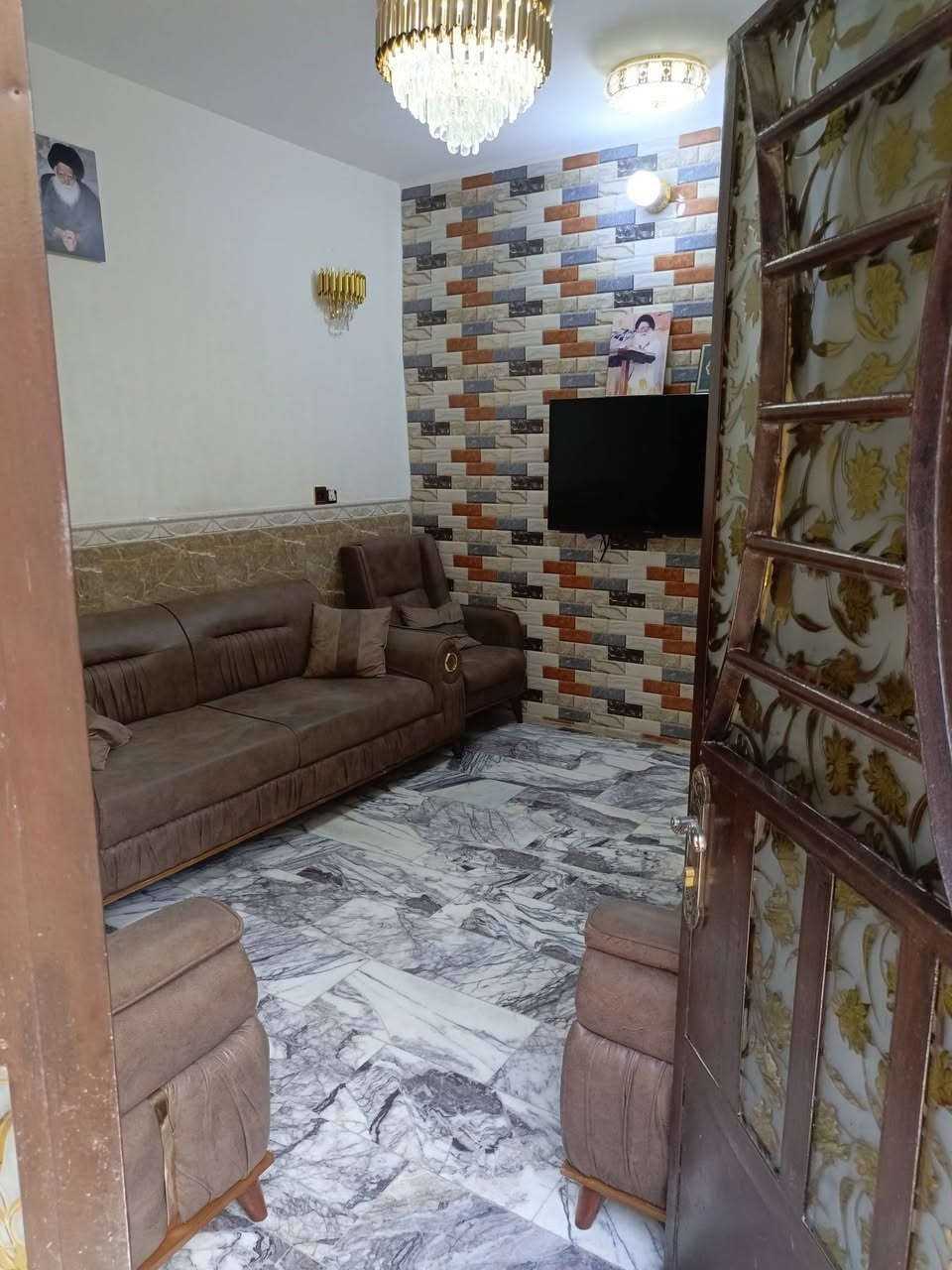 الدار للبيع المساحة 75متر مربعة 
يحتوي على 3غرف نوم وااستقبال وحولي ومنور و 3مجموعات صحية
 موقع الدار الشعلة شارع ابو الدهن 
للستفسار التواصل على هاذ الرقم ‏‪***********‬‏
