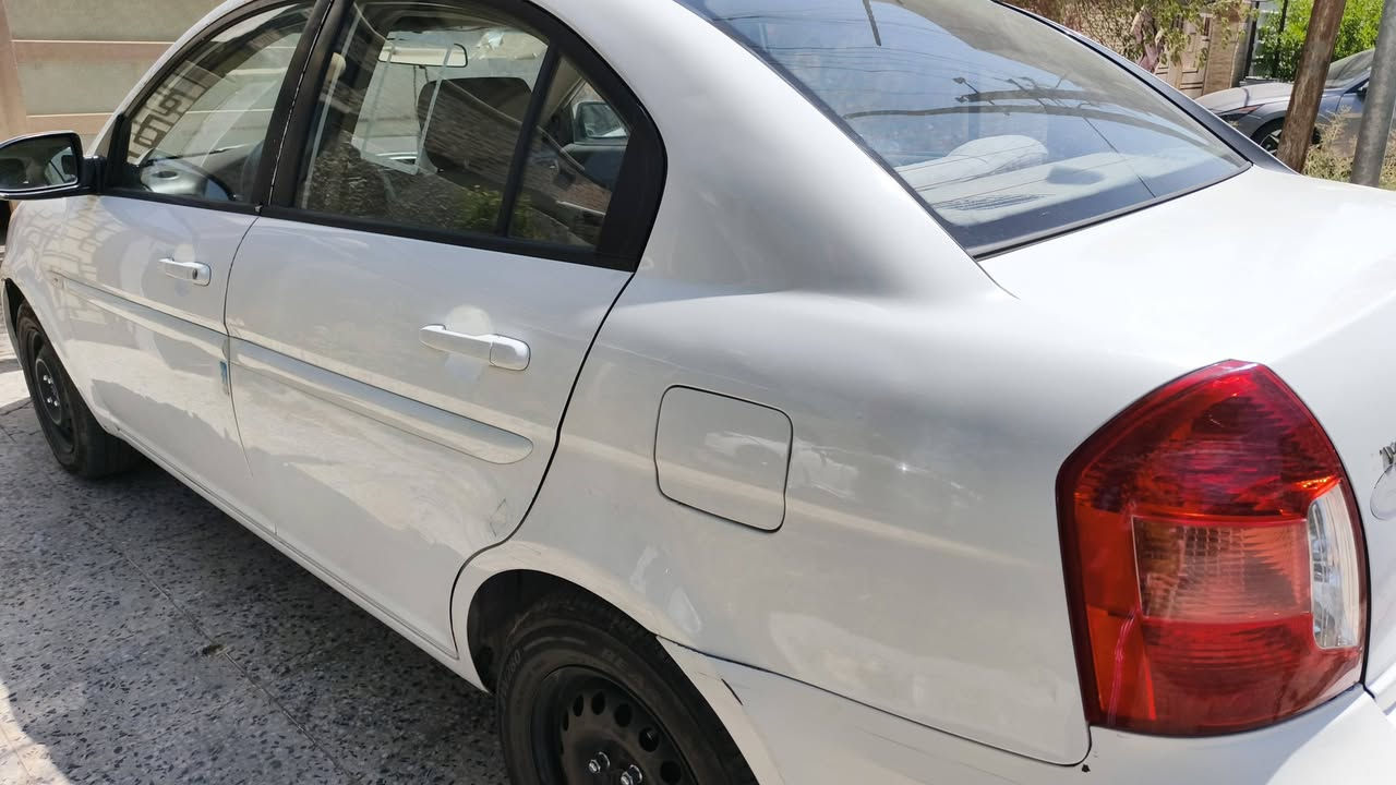 السلام عليكم
للبيع اكسنت خليجي موديل ٢٠٠٩ شركه  العامه
فول مواصفات بيها براد مكانات قبغ جنطه مبدل بنيد نفس لون مطابق مال حاويه بيها طخه الباب الخلفي موضحه بل صوره سياره اي نقص مابيها فقط ضعف في التبريد 
رقم بغداد مشروع وطني 
مكاني بغداد الكرخ
السعر ٨٠$  وبيها مجال
اتصال ***********
