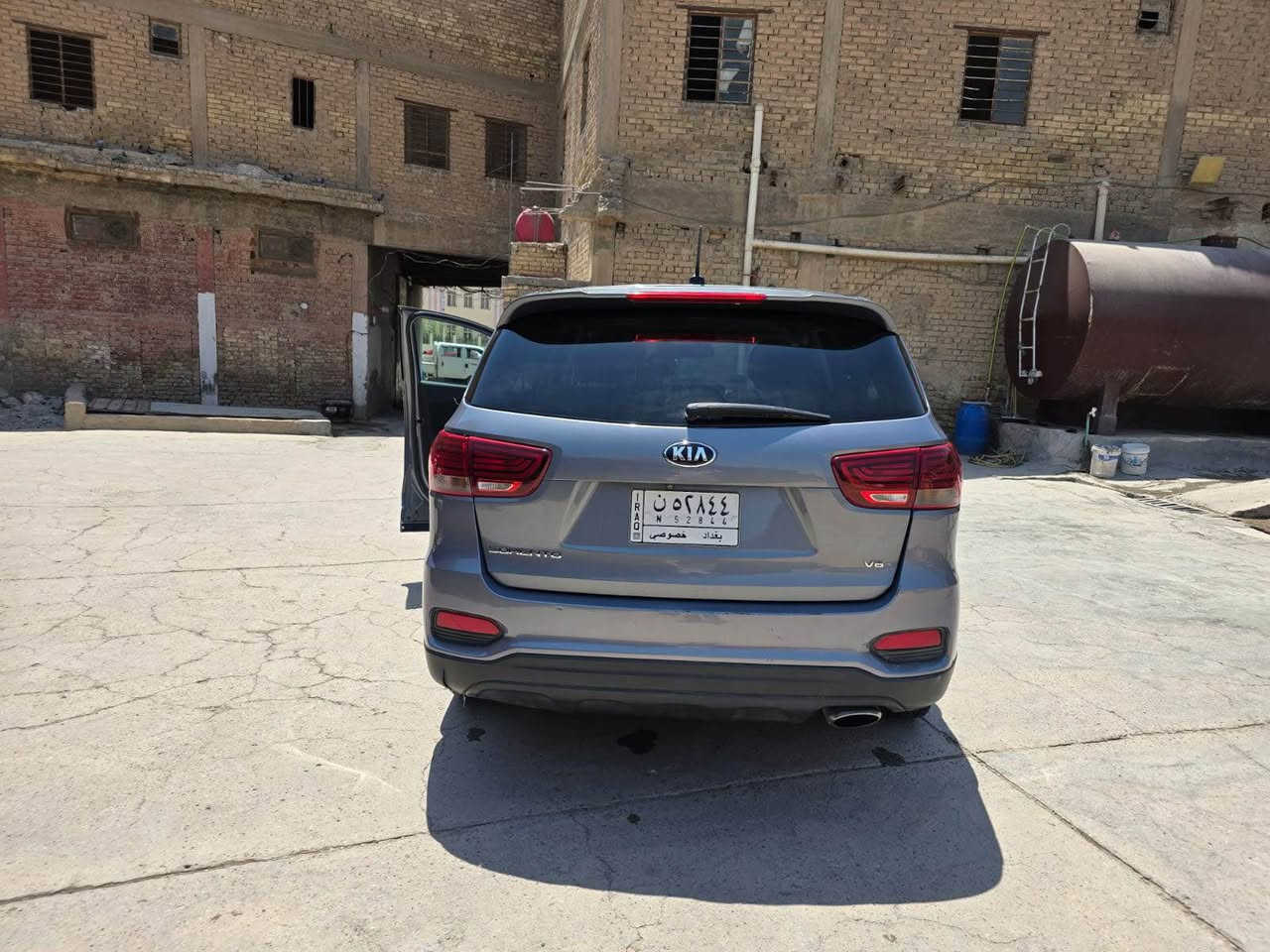 كيا سورنتو ٢٠٢٠ 
ستة سلندر وارد أمريكي ضرر بنيد فقط صبغ بدون دواخل بدون ايرباك 
محرك ٣٥٠٠ ستة سلندر كير ٨ نمر مكينة وكير وتبريد كفالة 
حدادية وتخم تاير وباتري جديد لون بحري
سبعة راكب 
تبريد قطعتين 
رقم بغداد بسمي 
السعر 198 ورقة وبيها مجال 
للبيع والمراوس بسيارة ستة سلندر عالية وأحدث 
للتواصل 
***********
متواجد واتساب وتلفون 
مكان السيارة بابل / الحلة حلة, بابل
