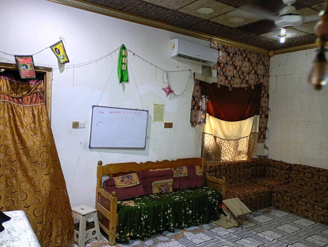 السلام عليكم البيت بلدية للبيع في ابي الخصيب عويسان شارع القصور قرب شارعالشهيد حسين الكناني داخل الفرع 
سعر 56 بيه مجال و قابل للتفاوض و البيت بعده جديد و البيت يحتوي على قرفتين2 ومنور و هول و صحيات داخليه و مطبخ و استقبال و ديوانيه و صحيات خارجية و كراج اتساع سيارة كبيره مساحته البيت 200 متر 
رقم الهاتف تواصل واتساب ***********