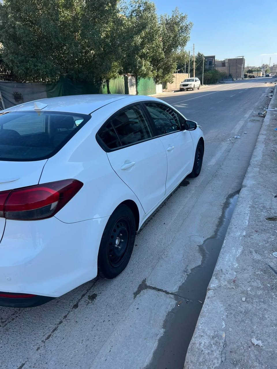 سياره فورتي بيضه موديل 2017
سنويه جديده رقم دولي 
ضربتها بنيد ودعاميه 
حساسات خلفيه 
سبيدرات مري 
يدات سود سياره مرتبه 
شغل وطلع سياره سليمانيه تحويل مباشره 
سياره موجوده بغداد كاظميه 
*********** بغداد, العراق
