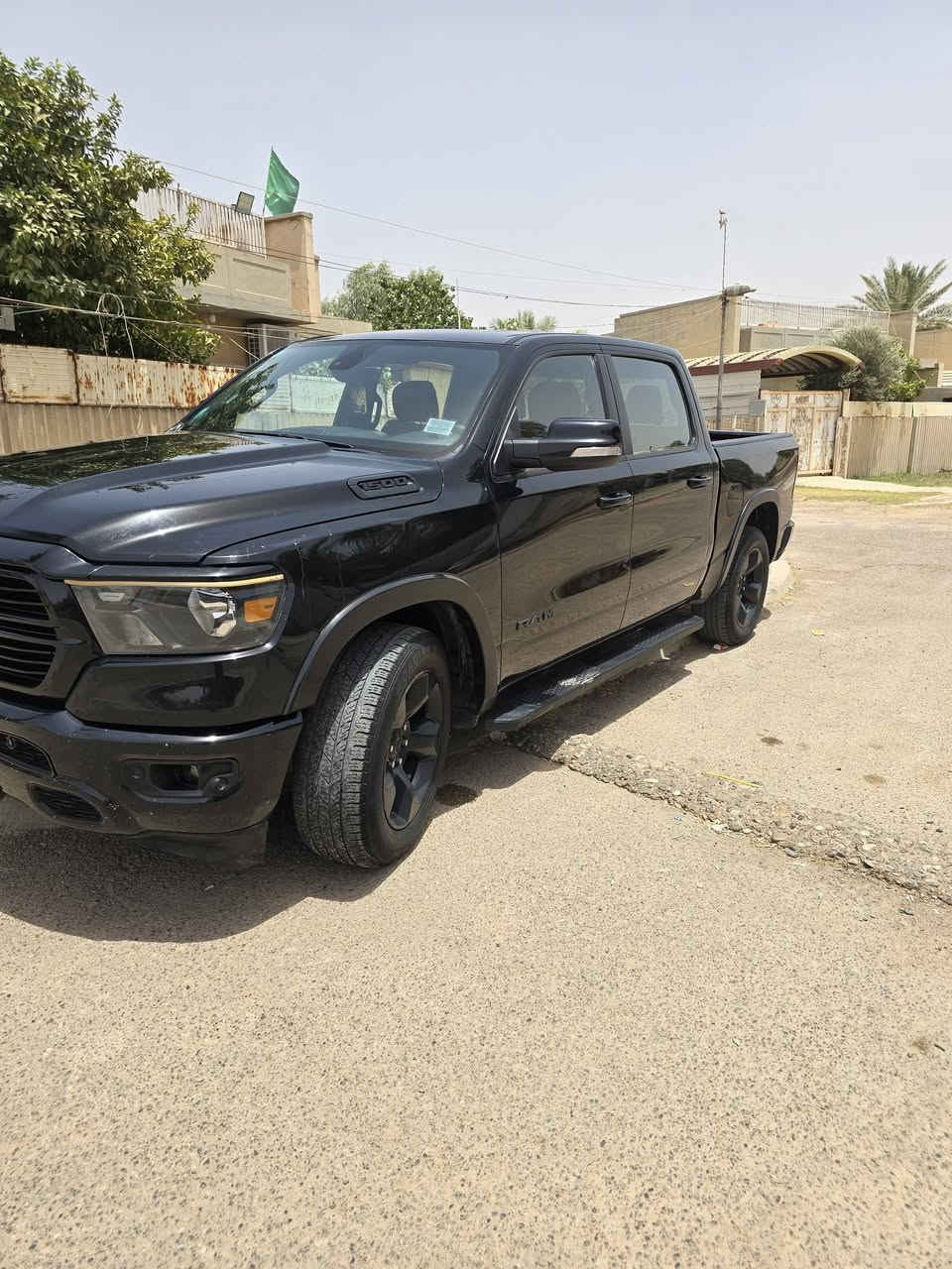 السلام عليكم للبيع دوج رام بك هورن ٦ سلندر ٢٠١٩ وارد حادث امريكا قطعتين فول مواصفات شاشه تسلا رقم بغداد رادارات امامي وخلفي السعر ٢٢٠ فورويل ايتورك *********** باب طويل بدي قصير
