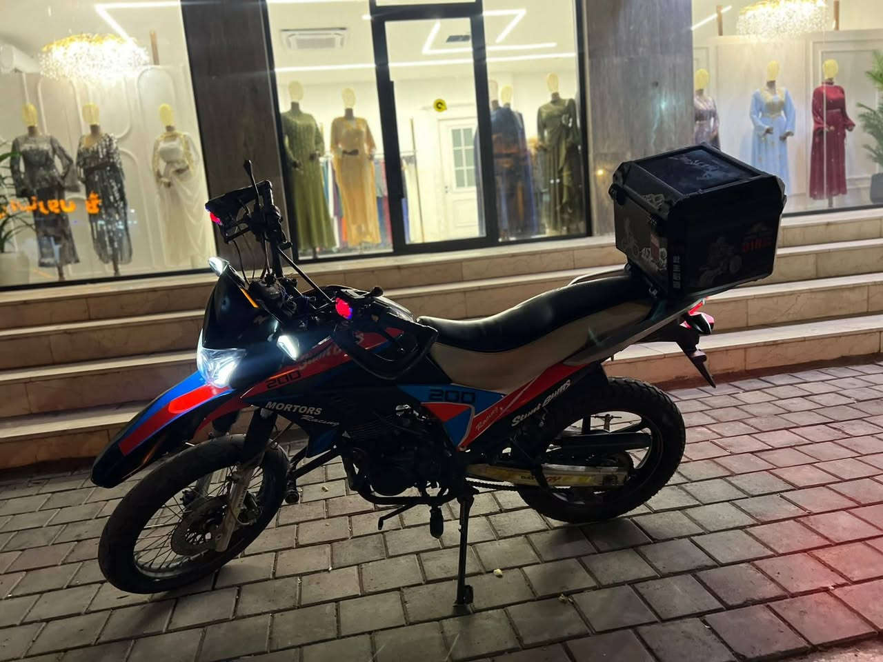 دايوان قفاز  موديل 23
محرك 150cc
شاشه لكتورني بس يحتاج قمجي سرعه
تاير الخلفي ويل. مو سيام  
كلجات جديده 
دبل لد. 
ماشين بل معاملة مال ترقيم 22
وعفته   شرط ترقيم دراجه 
7 اوراق

تجي تفحص وتاخذ

العنوان بغداد مدينة  صدر 
رقم***********
سعر 1500وبيه مجال
