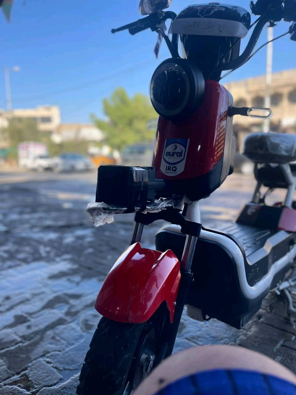 ٢٠٠ الف وبيه مجال كامله اي نقص مابيه بريكات اليوم بدلتها 
سرعه٦٠ 
مفتاح وبصمه 
اعلا شاشه عن دراجات شحن
كلشي بلادي 
بطاريات جدد