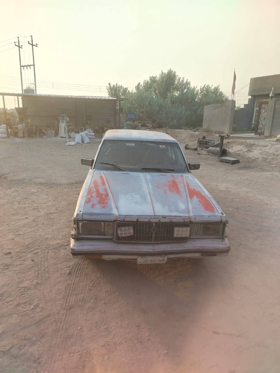 سوبر موديل ٨٣
السياره بأسمنه 
محرك اثنين ونص نظيف 
گير نظيف 
تايرات إنظاف 
السعر ٢٥ ورقه 
مكان السياره / ذي قار / الشطرة
رقم التلفون ***********
