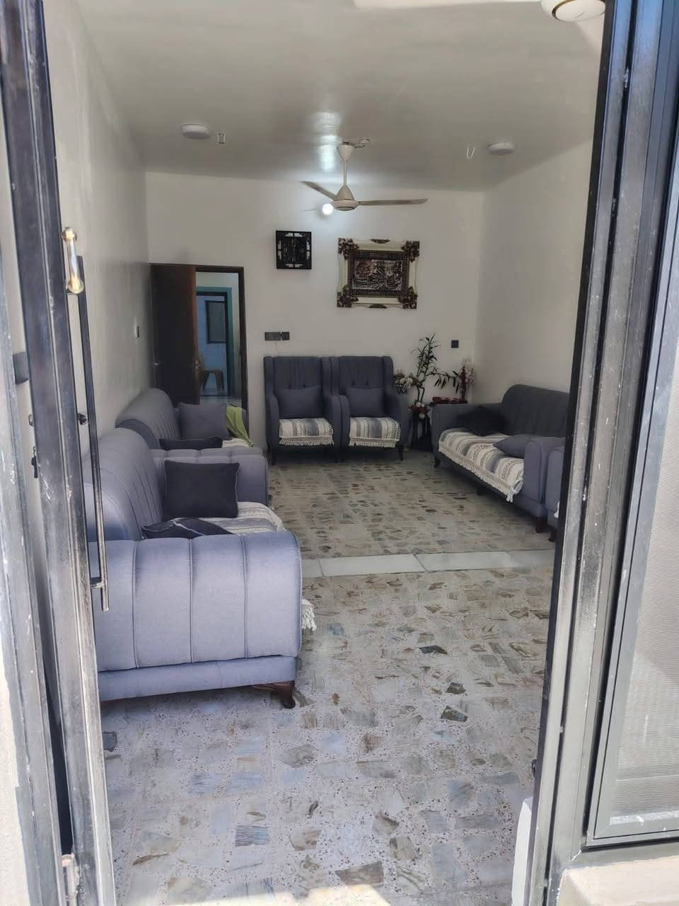 بيت للبيع في منطقة الشباب قرب محل ابو مخلص مساحته السند ١٧٠ متر طابقين الطابق الأرضي يحتوي صحيات خارجي وهول واستقبال  وغرفة نوم ومطبخين حار وبارد اضافه إلى ترك خلف الدار  ١٢ متر ومنور جانبي ٨٠ سم الطابق الثاني يحتوي على مطبخ وهول داخلي وصحيات وغرفة نوم كبيرة جدا هي بالأصل كانت غرفتين وتم فتحها على بعضها جدار معزول من داخل مع باب داخلي يوصل إلى الطابق الأرضي مع درج خارجي مع الباب مع سطح مطبك شتايكر ملاحظة كل طابق معزول من حيث ماء والكهرباء السعر ١٧٥ مليون وبيه مجال بسيط رقم الهاتف *********** ملاحظة الدار يباع من غير الأغراض.
