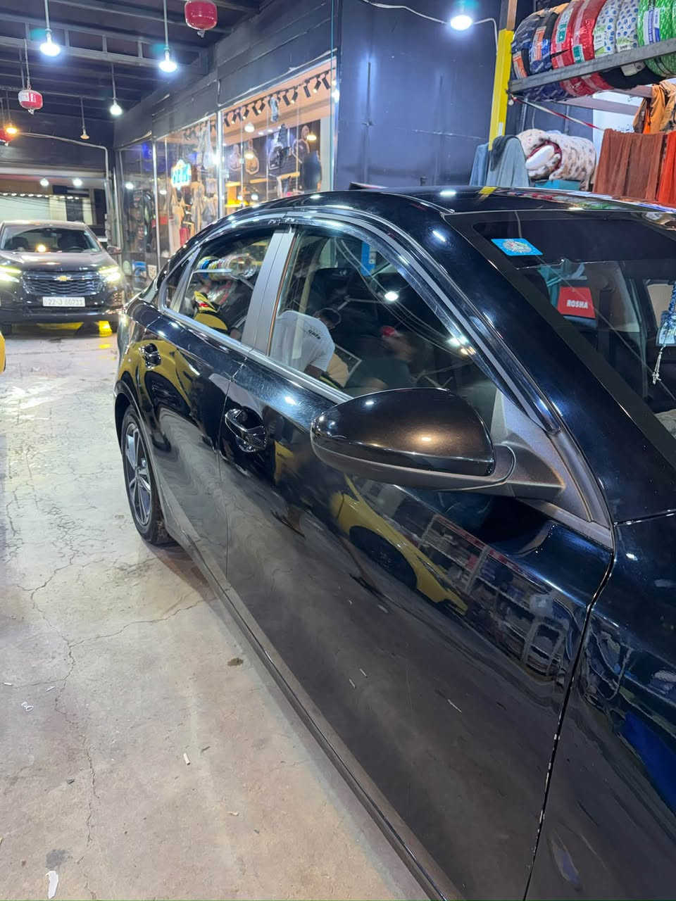 السلام عليكم
كيا فورتي موديل 2023 فئة LX
ممشى السيارة 91,500 كيلو متر 57,000 مايل
السعر 130 ورقة مجال بسيط

السيارة حادثها من امريكا بنيد وجاملغ جهة السايق وجهة الراكب 
الحادث موضح بالصور بنيد مبدل ومصبوغ نفس الون وجاملغ السايق مصلح نفسه ومصبوغ وجهة الراكب فقط بارد بدون صبغ وبيها رصعة خفيفة بالباب الي خلف السايق ورصعة بالصندوك
السيارة مكفولة من كل شي عدى المذكور

مواصفات السيارة
ليد زنون 
كار بلاي + اندرويد اوتو ( واير ليس )
كامرة خلفية 
رادار امامي 
ويل كب
حساس اطارات
حساس الخروج عن المسار
مثبت سرعة 
شاشة عدادات دجتل
مرايات كهربائية 
كير cvt 8 سرعات 
محرك 2,000 دوش
كير ومحرك مكفول بحالة الوكالة

للتواصل (***********)
