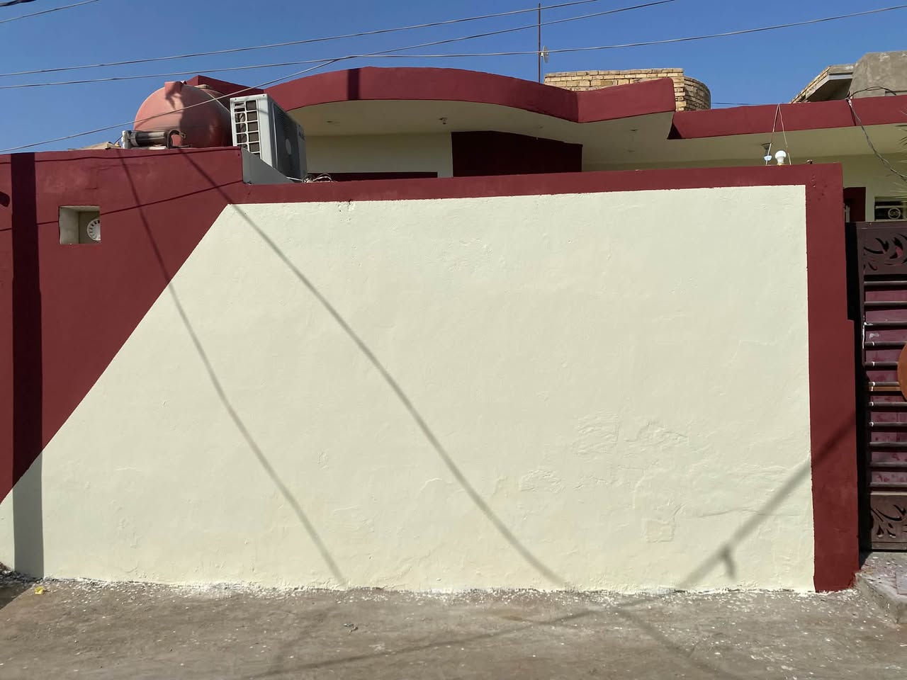 بيت طابو زراعي للبيع
الموقع : ملحق الجمهوري - شارع رائد جابر  

سند 25. تحول مباشر.  

المساحه : ٢٠٠ متر    _ 10*20

متكون من :

اسقبال : 4*7

صاله : 4*9

مطبخ بارد : 3 ونص* 4ونص

غرف عدد اثنين : 3ونص * 5

كراج : 5*6

مجموعه صحيات خارجيه وداخليه. 

للتواصل مراسله الصفحه او الاتصال ع الرقم 

***********

فرصه مميزه لمن عن بيت يجمع الراحه والموقع والسكن الجميل
