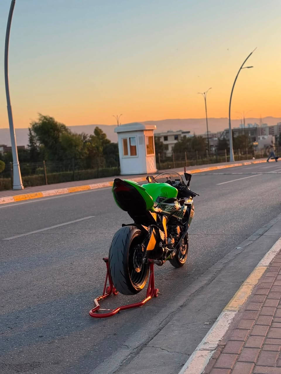 سلام عليكم 🌹

للبيع Kawasaki ZX-6R 2020 🏍️

الدراجة ماشية فقط 14,000 km

الدراجة بلاد برغي، ما مبدل بيها شي.

مكفولة عام، وجيب وياك 10 فيتر وافحصها بنفسك.

المواصفات:
• دسك هيتر
• Traction Control گير 1, 2, 3
• بدّل سريع Quick shifter
• مودين للقيادة L و F
• ABS تاية گدام وورا
• صالنصة أصلية كاربون فايبر AR

ما بيها برغي نقص، كل برغي بلادي بس صالانصا متخير باقي كلها بلادي بس تصرف عليها دهن وبنزين وتوكل وبالك صافي 🤍
مكان:سليمانى ***********
