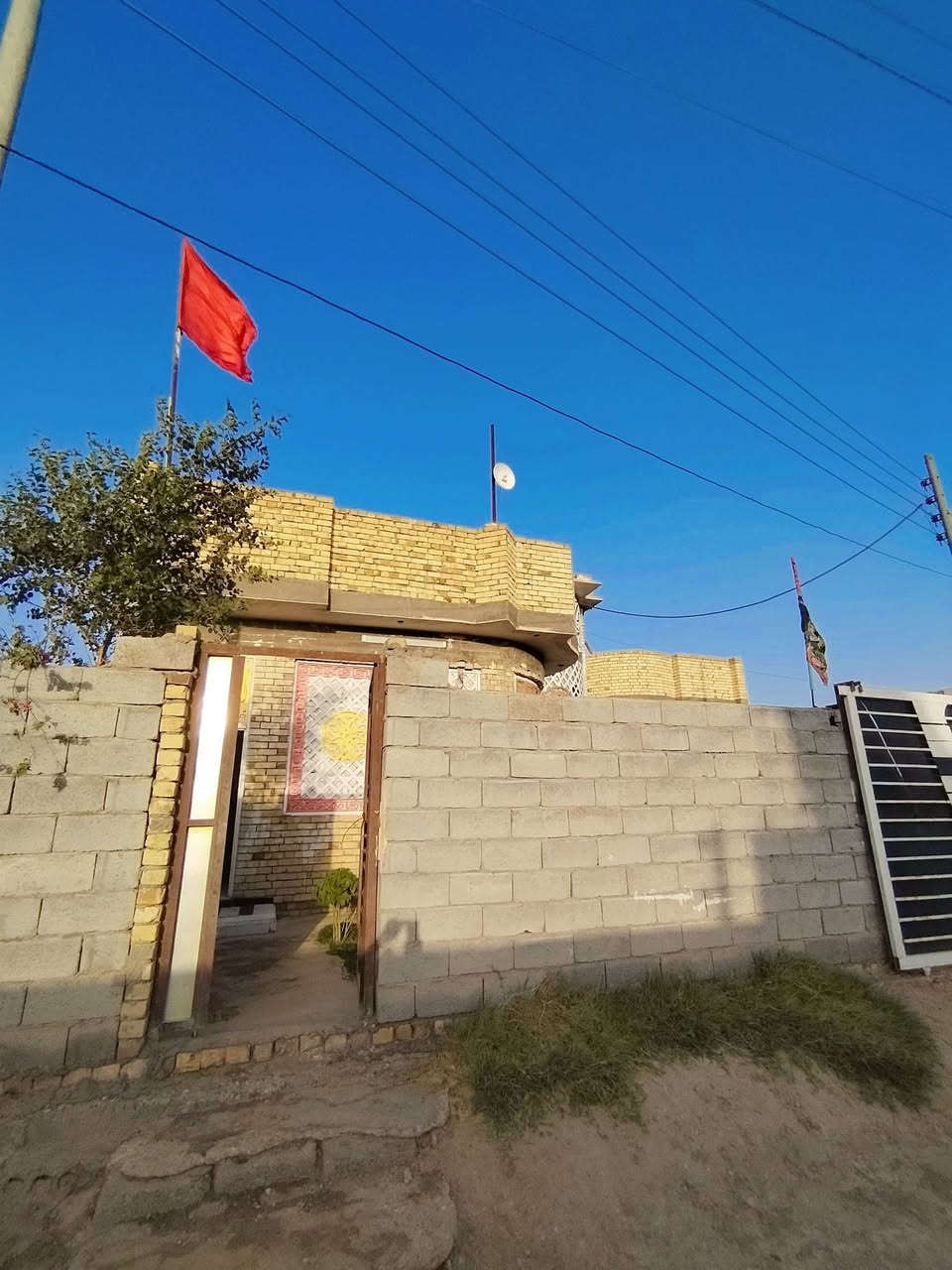 عليكمَ ورحمةَ الله بيت للبيع زراعيَ بي ٤ غرفَ وصاله ١٢َ متر +دوانيه 9 متار ومطبخ وصحيات داخليه وخارجيه مساحتهَ البيت 750  مدرسهَ بصفهَ ومايَ اسالهَ ومجاري كله جاهزه  موقع َالبيت  قضاء َالنصر حيَ الرسولَ الاستفسارَ عله رقم واتسابَ متواجدَ ***********
