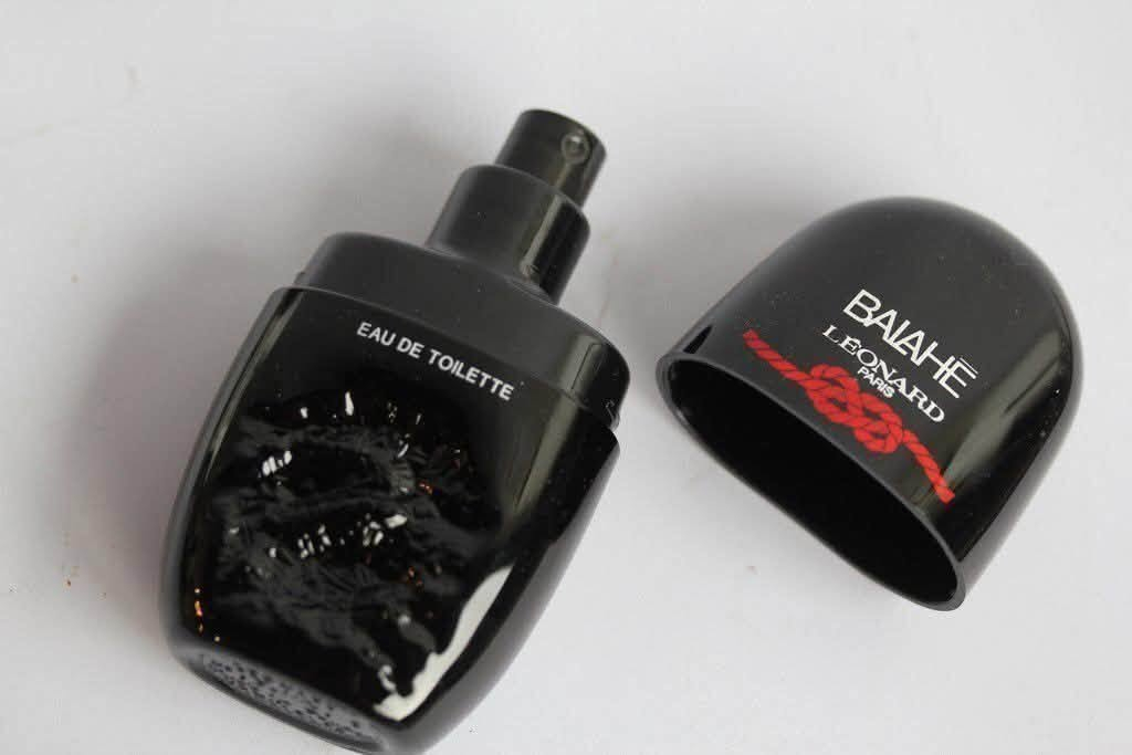عطر بالاهي من ليونارد للجنسين BALAHE BY LEONARD PERFUME Eau de toilette 30 ml
♦️((هذا العطر نادر جداً وغير متوفر في الأسواق))

♦️بالاهي Balahe هو عطر شرقي زهري، تم إصداره عام 1983. 

♦️بالاهي Balahe هو عطر جميل وغني وفريد من نوعه، ممتاز ليلاً أو للطقس البارد، فهو يغلفك مثل معطف فرو سميك ناعم.

♦️مكونات العطر: الأزهار الشرقية، 
🔹المكونات العليا: الألدهيدات، البرقوق، الأناناس، الماندرين، البرغموت، الكزبرة، اليانسون.

🔹قلب العطر: مسك الروم، السوسن، الأوركيد، الياسمين، الورد، زهر البرتقال. 

🔹قاعدة العطر: المسك، الزباد، الفانيليا، خشب الصندل.

♦️الصنع: فرنسا 🇫🇷

♦️للطلب والاستفسار الاتصال على الرقم التالي: ‭***********‬ ‬
♦️توجد خدمة توصيل.
