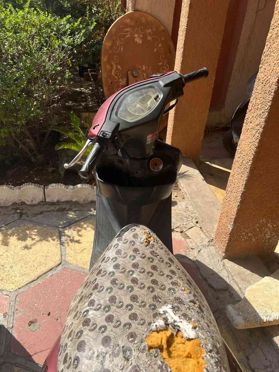 دراجه ادرس صيني مجفتها جديد قبل يومين مكانها العطيفيه *********** دراجه شغاله  ابيعها كوم حديد تجي تاخذها وتروح
