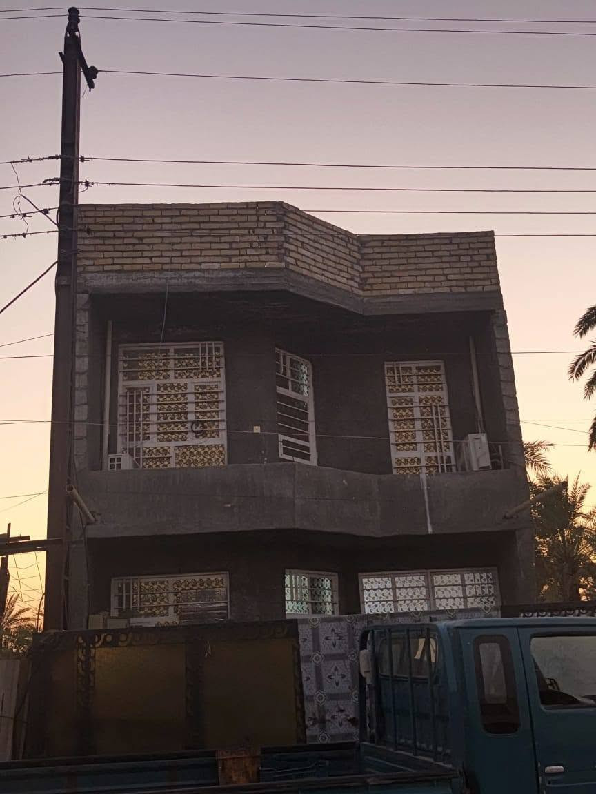 سلام عليكم بيت مساحه 85متر قاطين يحتوي على غرفتين نوم وصاله ومطبخ وستقبال وباقي الخدمات العنوان بغداد الراشديه مقابيل مزرعه النخيل المراجعه عل التصال بل رقم ***********
