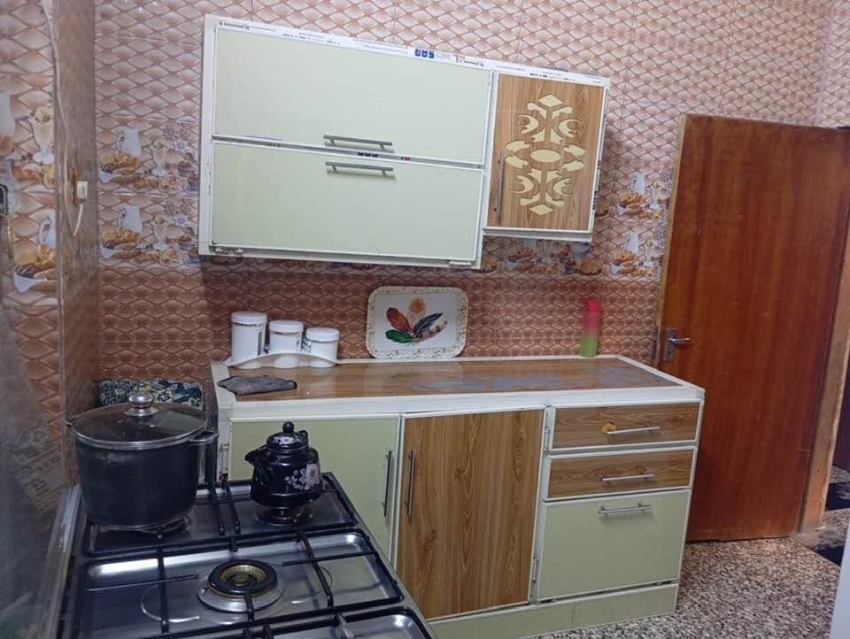دار للبيع المساحه 100متر يحتوي غرفه وستقبال وصحيات وصاله ومجمع صحيات ومطبخ بناء طابوق السقف صب مسلح العنوان طويريج حي الكوثر مقابل جسر حي الصناعي السعر 62مليون الاتصال ع الرقم ***********
