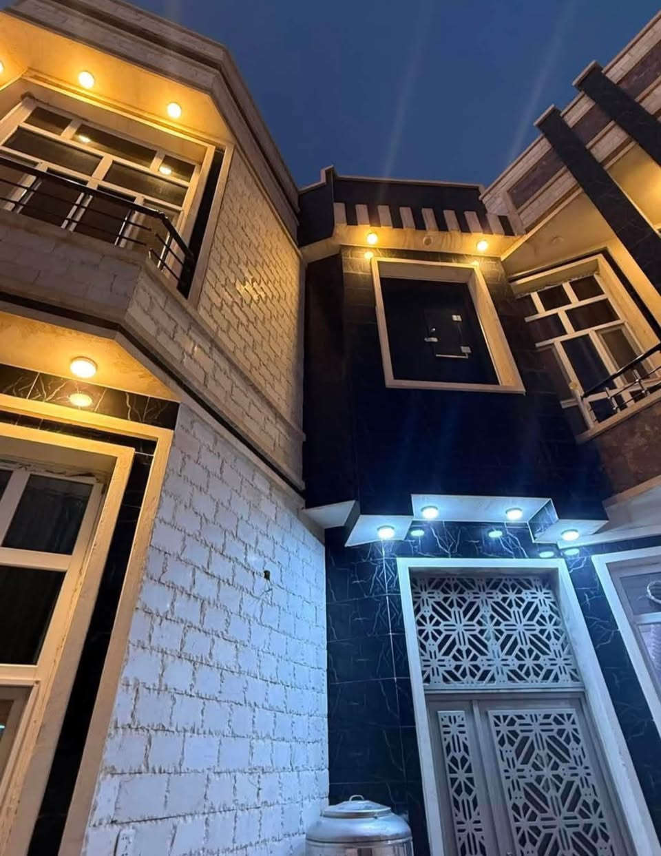 مع الشمس للتسويق العقاري ☀️
اسمٌ يشرق بالثقة في عالم العقار.

📍 الموقع: الفلوجة – الجغيفي الثانية
📌 قرب أسواق البياع من جهة مدخل كريم عفتان 

✨ مواصفات المنزل:

* 🏠 طابقين
* 🛏️4 غرف نوم
* 🛋️ صالة استقبال واسعة
* 🍽️ مطبخ
* 🚿 حمامات
* 🌿 مناور

📐 المساحة: 200 م²
📏 الواجهة:10 م
📏 النزال: 20 م
🛣️ عرض الشارع: 10 م

💧 منطقة مخدومة بالكامل:
✅ ماء
✅ كهرباء
✅ مدارس
✅ منطقة سكنية مكتملة الخدمات

📜 نوع الصنف: طابو زراعي صرف

💰 السعر: 193 مليون دينار عراقي
🤝 السعر قابل للتفاوض

📞 للاستفسار والحجز:
***********

📍 عنوان المكتب:
الفلوجة – الجغيفي الثانية – مجاور خدمات النعيمي

☀️ الشمس للتسويق العقاري
نرافقكم بخبرة وشفافية لاختيار أفضل الفرص العقارية، ونساعدكم في العثور على المنزل الذي يلبي تطلعاتكم.

📲 إذا أعجبك هذا العرض، لا تنسَ الإعجاب بالمنشور ومشاركته ليصل إلى كل من يبحث عن منزل مميز.

#الفلوجة #الأنبار #الرمادي #عقارات #الشمس_للتسويق_العقاري #بيع_منازل #استثمار_عقاري #الجغيفي_الثانية
