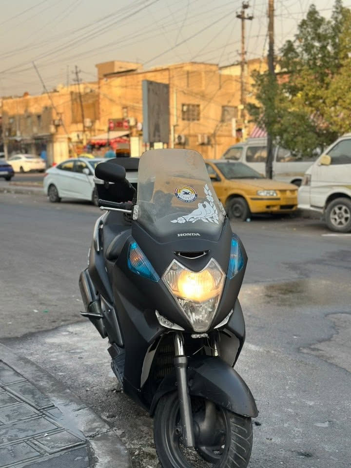 ام عليكم سلفر ونج 400دراجه نضيفه دراجه مغلفه اسود طافي دراجه لون ابيض مثل ماشوف بعينك  
سعر خاص مكاني بغداد طوبجي وال مو شراي لا تعبني 
هذه رقمي ***********فقط وتساب او نتصال
