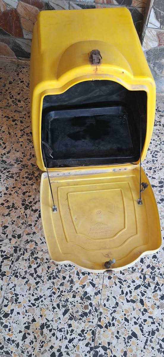 السلام عليكم
صندوك دلفري للبيع
الصندوك نظيف و اصلي نايلون قوي جدا مع كامل ملحقاته كبل تشده ع دراجتك
السعر 30
العنوان حله 
***********
