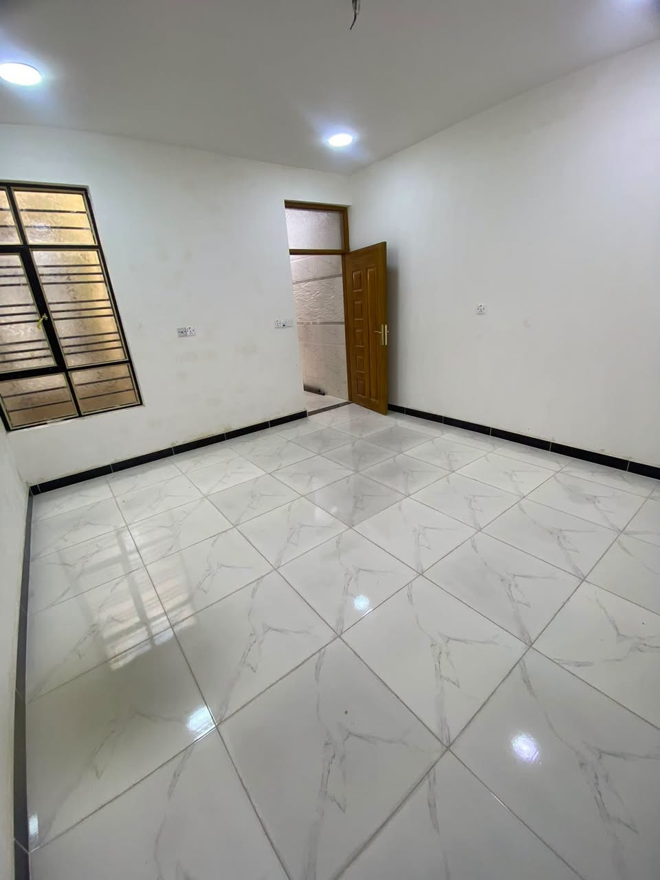 دار للإيجار بناء جديد مساحة 100 متر ✅
البيت طابق ثاني درج معزول خارجي 
حي البساتين السلام شارع ابو رحاب 
سعر الايجار 300 الف قفل 
***********

