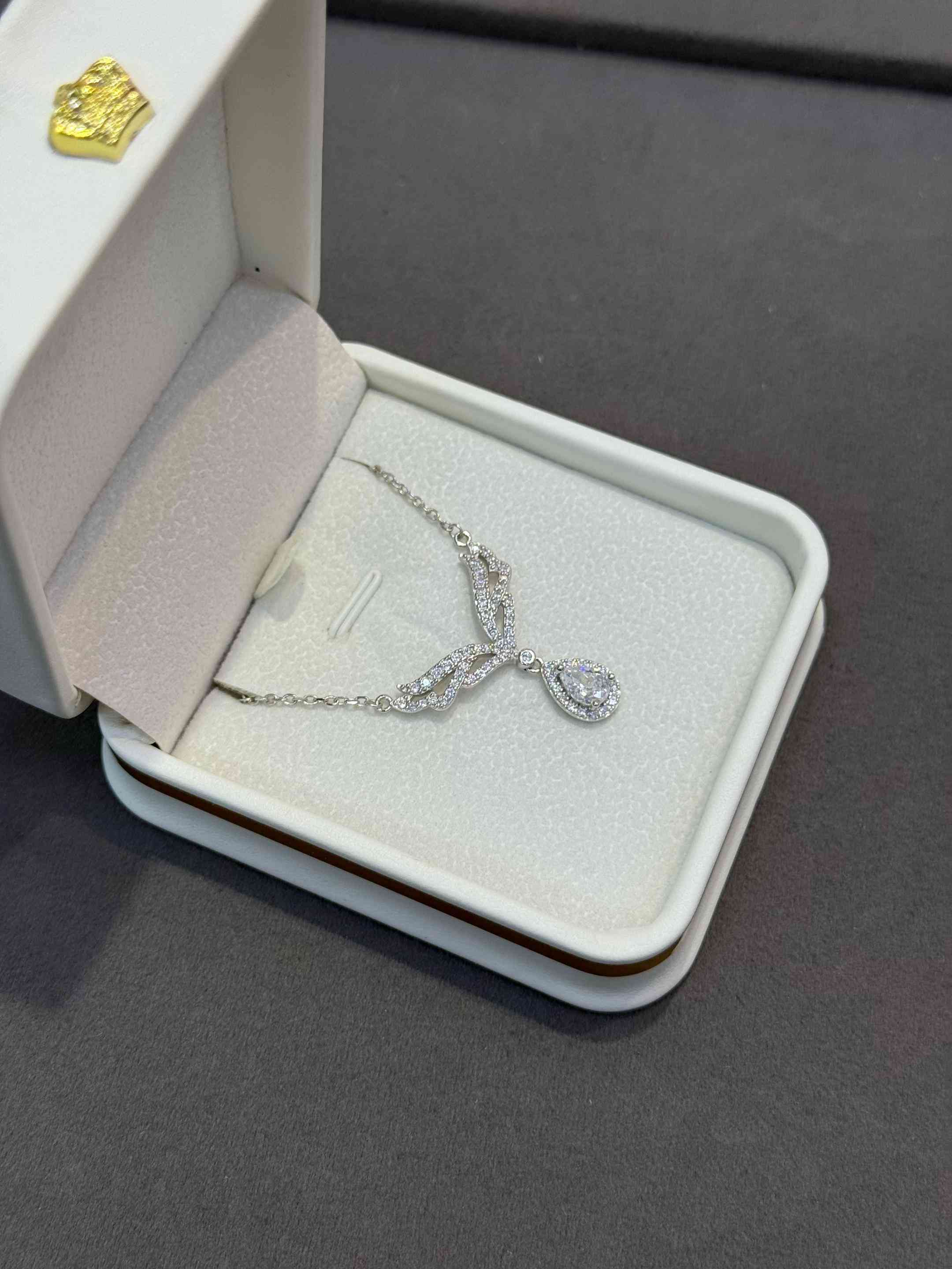 تميزي باطلالتك معنا ✨  الفخامه والجوده العاليه 👍✨ العنوان الديوانيه/سوق التجار/ شارع الصفافير  يوجد توصيل الى كافه محافضات العراق🛵🛵 ***********/*********** ##الماس #دايموند💎 #فضة #dimond #فضة_قلبها_أبيض 
