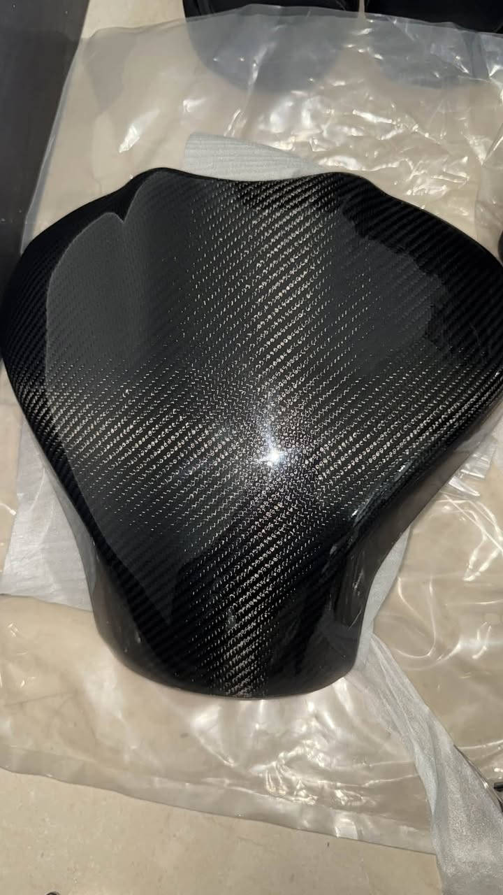 لزكه تانكي كاربون فايبر الياف 
بي ام s1000 rr من١٩ لل٢٤
كاوسكي ٢٠٠٤ zx6r 
توصيل موجود ***********
