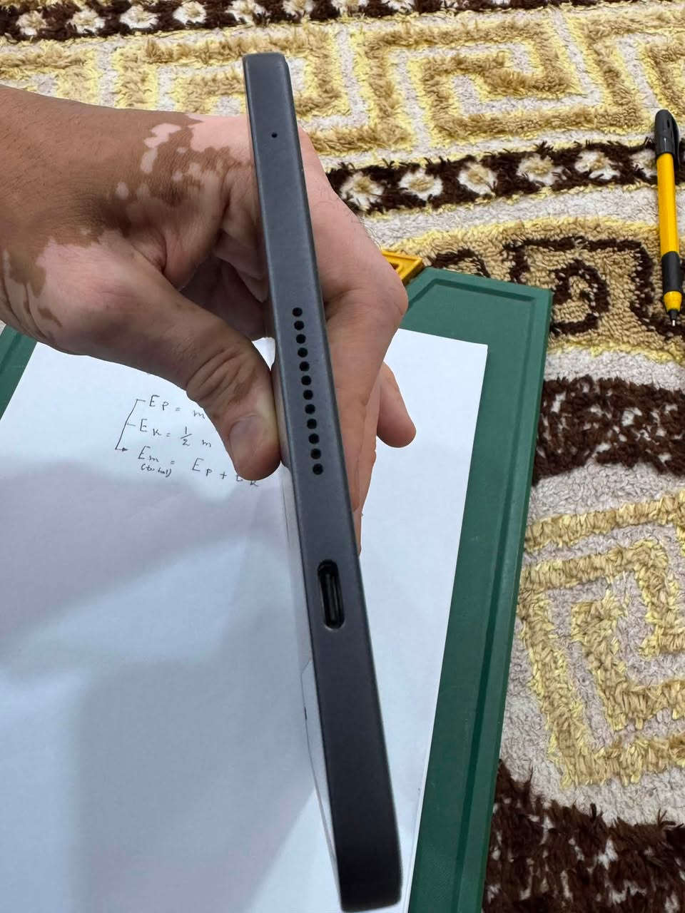 السلام عليكم ايباد ريد ماجك استرا للبيع الجهاز نضيف كلش معدل تحديث الشاشه 165Hz 
الذاكره 512 العشوائيه 16 
الجهاز استعمال قليل كلش ملحقاته الكرتونه والكيبل الاصلي وكفر حمايه
 سعره 980 الف وبي مجال بسيط 
مكاني البصره الطوبه والنخيله 
ما عندي توصيل اعتذر رقمي ***********

