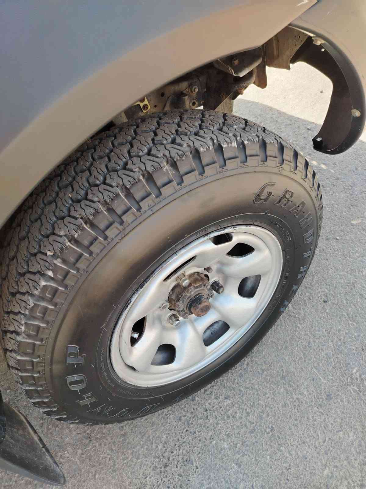 مۆدێل 2010 سەیارەکەمان ساغە
کۆدی بۆکراوە بارکۆدیش وەرگیراوە بەس ڕەقەم ماوە بیبەستین
سەیارەکە پەڵە پەڵە بۆیاخی هەیە من بەکامل ئەیفرۆشم هیچ دەعمولێدراوی نیە ئەگەر وردەیە یان شتێکی بەسیت
گێڕو مەکینەوتەبریت ساردوگەرم بەشەرت 
4تایەی لۆک تازە بۆی بەستراوە  ....دەبڵ ئەکسلی ئیش ناکات گاردنی پێشەوەی پێوەنیە ...سعری 65گەڵاویەک مەجالی برایەنە ...شوێن سلێمانی ڕەحمەتت لێبێ ئەگەر زۆر مشتەری نیت سەرم مەیەشێنە ***********
