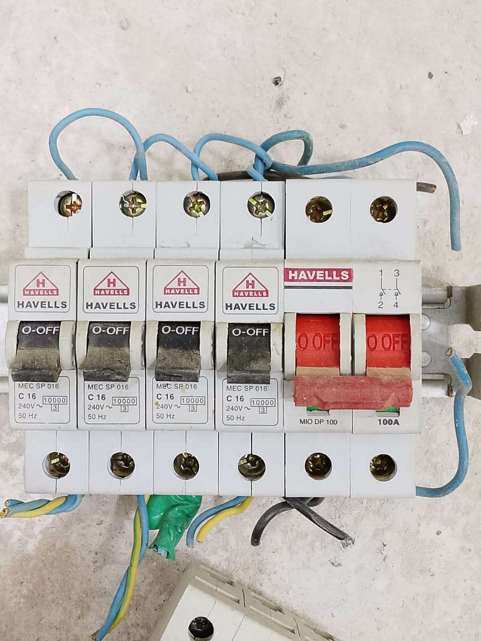 8 سيوج هولدر
12 بلك سويج ثلاثثه منهن حراري
قاطع رأيس ابو 3 هونداي
جوزات هافيلز ام الاثنين و اربعه هافيلز
2 جوزات ءبلت ام 16
1 قاطع رأيسؤ Abb
جهاز تحوي ثلاثي  الشروق 50 A
6 مترات كيبل 4x 16 رقمي***********
