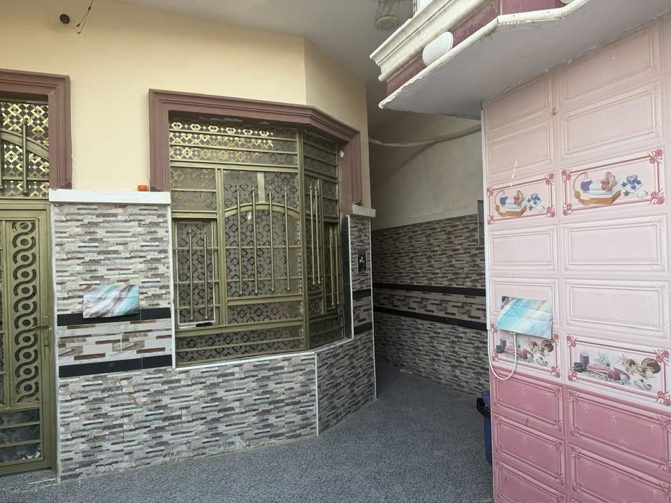سلام عليكم دار للبيع طابو مساحه ٢٠٠ متر بناء حديث دوانيه وصاله كبيره وصاله صغيره  ومطبخ غرف عدد ٢ ثلاثه مداخل كافت خدمات متوفره تبليط ارصفه ومجاري وكهرباء جديده حي العسكري شارع إلاطفاء  خامس فرع على يسار اللستفسار ***********
