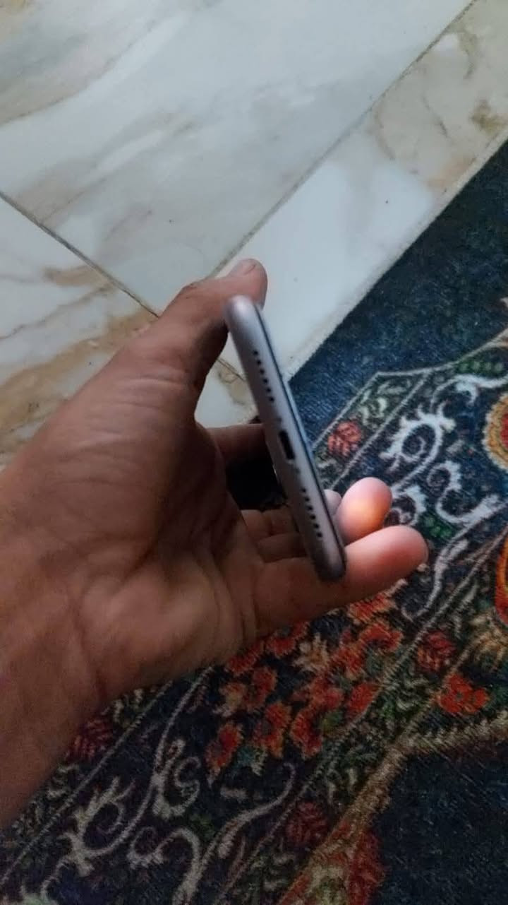 السلام عليكم شباب ايفون 11 عادي الجهاز   بس بصمه الوجه ما تشتغل بسبب التحديث جهاز وتر ما مفتوح 128 بطاريه 72 مكانه بغداد مشتل بيع او مراوس هذا رقمي***********
