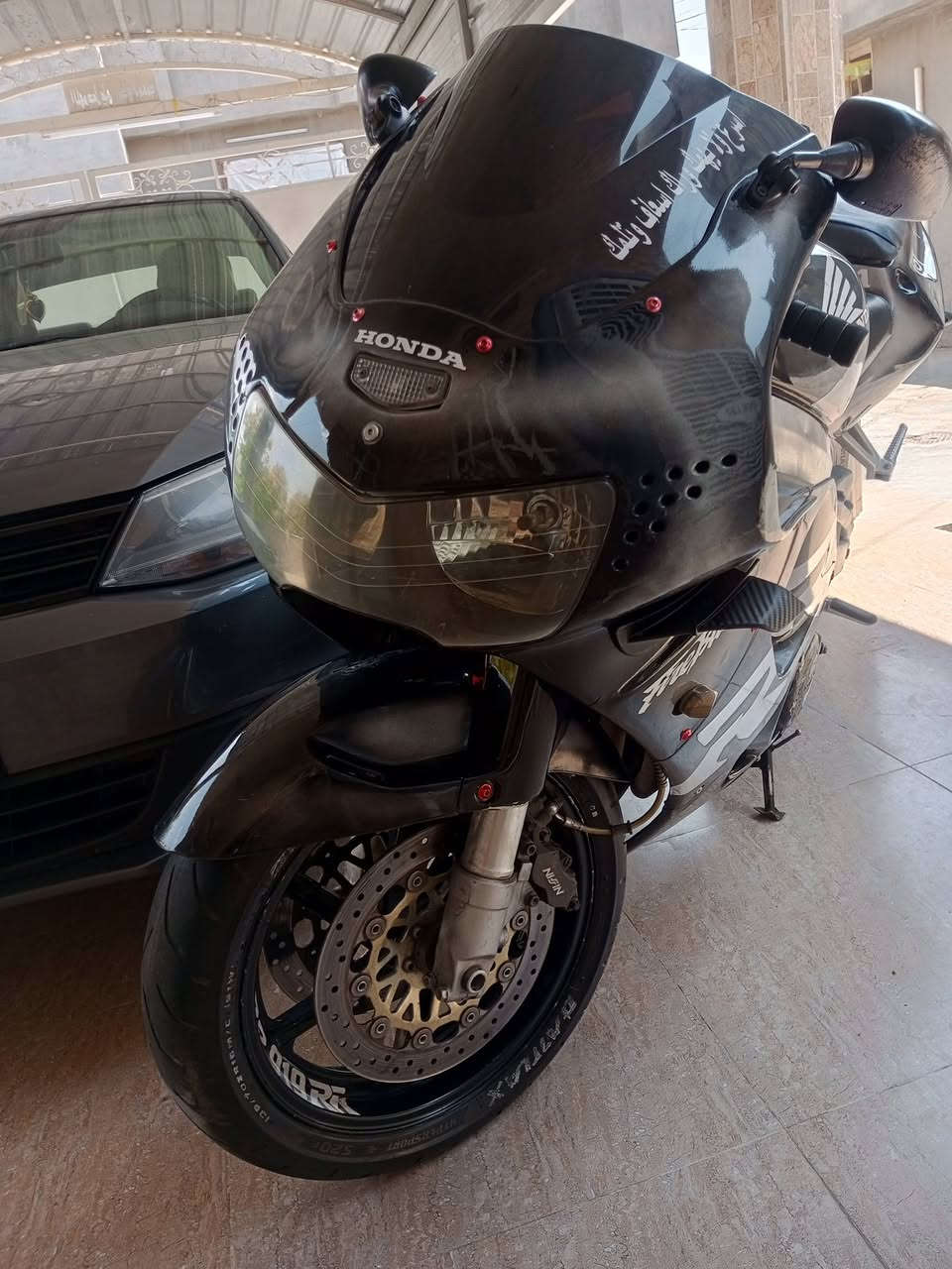 سلام عليكم للبيع هوندا CBR919RR موديل 1998 محرك مفتوح على ايد اسطه معروف كابتن دانا اول فتحه الها مبدل عين وحده بنسبة سايز 10 كابتن دانا ناشره بحسابه يعني تعتبر شبه مكفوله الدراجه نكرة سلف  السعر خاص او اتصال ***********
