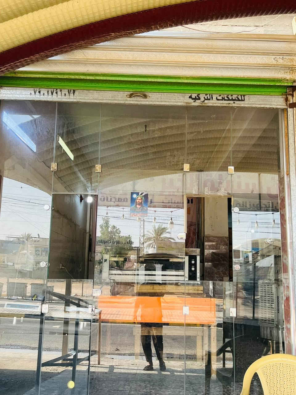 سلام عليكم فرن لبيع في منطقت الحسينية علا شارع الخدمات مقابيل قاعة سواعد فرن يحتوي علا فرن ٢ واحد حجري واحد كهربائي يشتغل الفرن 150 طولي وقابل لصعود وكهربائي يشتغل ربع جيس   خمارة وعربانة وصواني مال كهربائي سعر 5 ونص وبي مجال ستفسار  ***********
