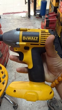 للبيع مجموعة اجهزة نيكل كاديوم ديولت فارغة بدون بطاريات كل جهاز اله سع...