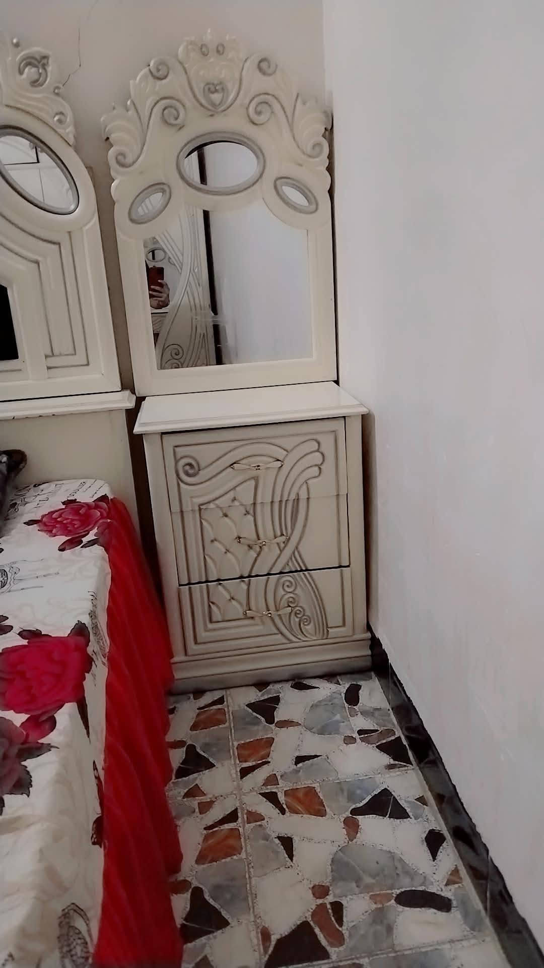 سلام عليكم ورحمة الله عندي هاي الغرفه جديده مستعمله 6 أشهر قليله سعرها مليون وميه وبيه مجال
رقمي ***********
