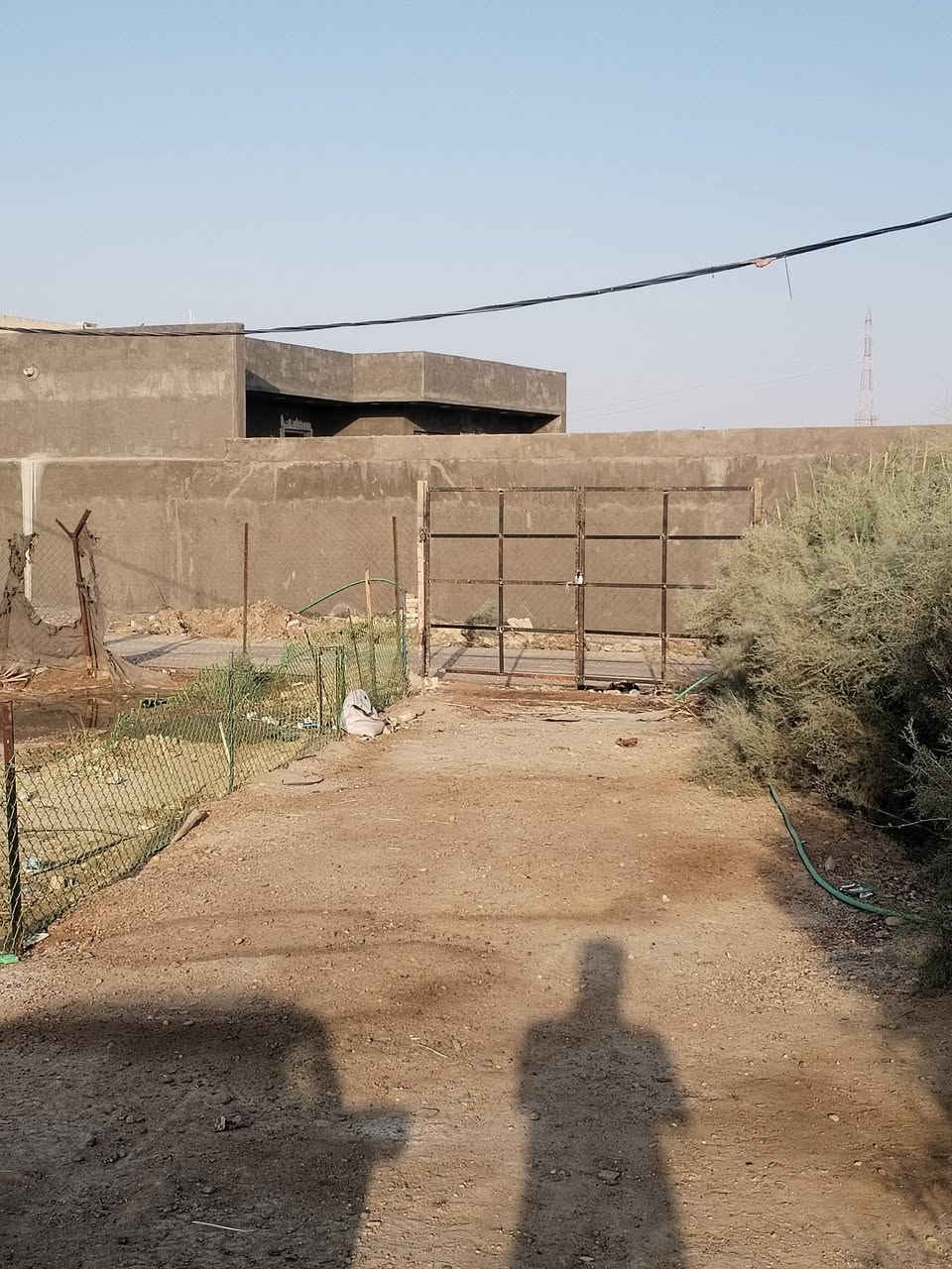 دونم طابو صرف سند ٢٥ للبيع بداخله ٤ بيوت بسعر مناسب  طريق بغداد قرب البوابه الجديده  كامل خدمات ماء تبليط مجاري  *********** شارع تبليط
