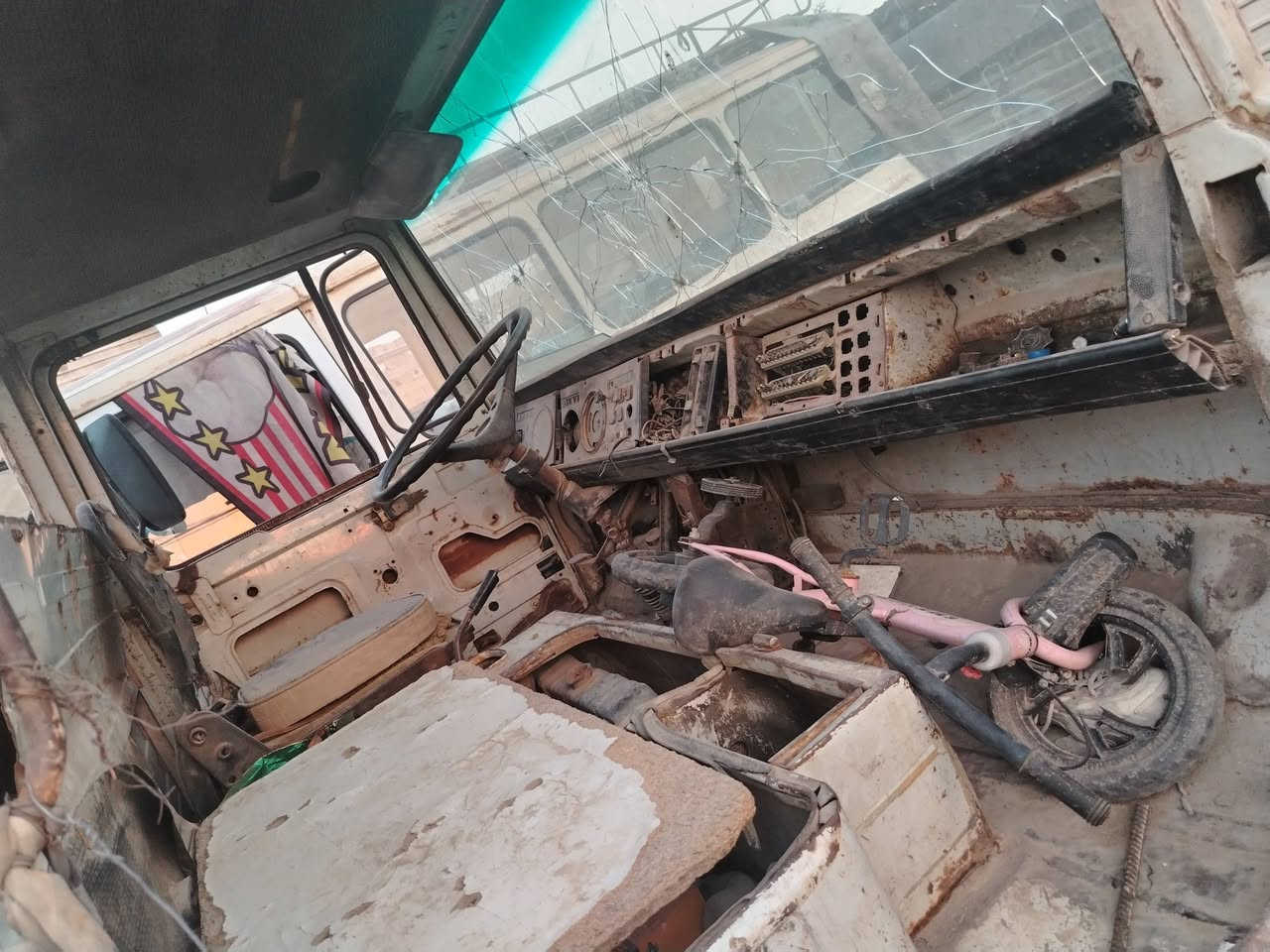 مرسيدس جحشه اخرس  للبيع
گير محرك شاصي فقط گشر تعبان
رقم نجف بسمي
***********
السعر 25بيه مجال
