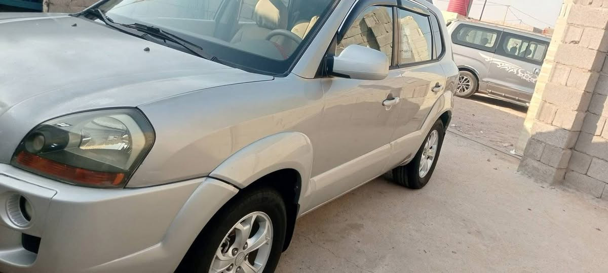 ‏سلام عليكم هونداي توسان 2009 كفاله العامة والمواصفات فتحت سقف تخم تار جديدحداده جديده تبريد ثلج منضومه جديده مكينة 2000 دوش مرغوب سيارة بحالة شركة ماشية قليل سيارة جديدة  رقم التلفون ***********

