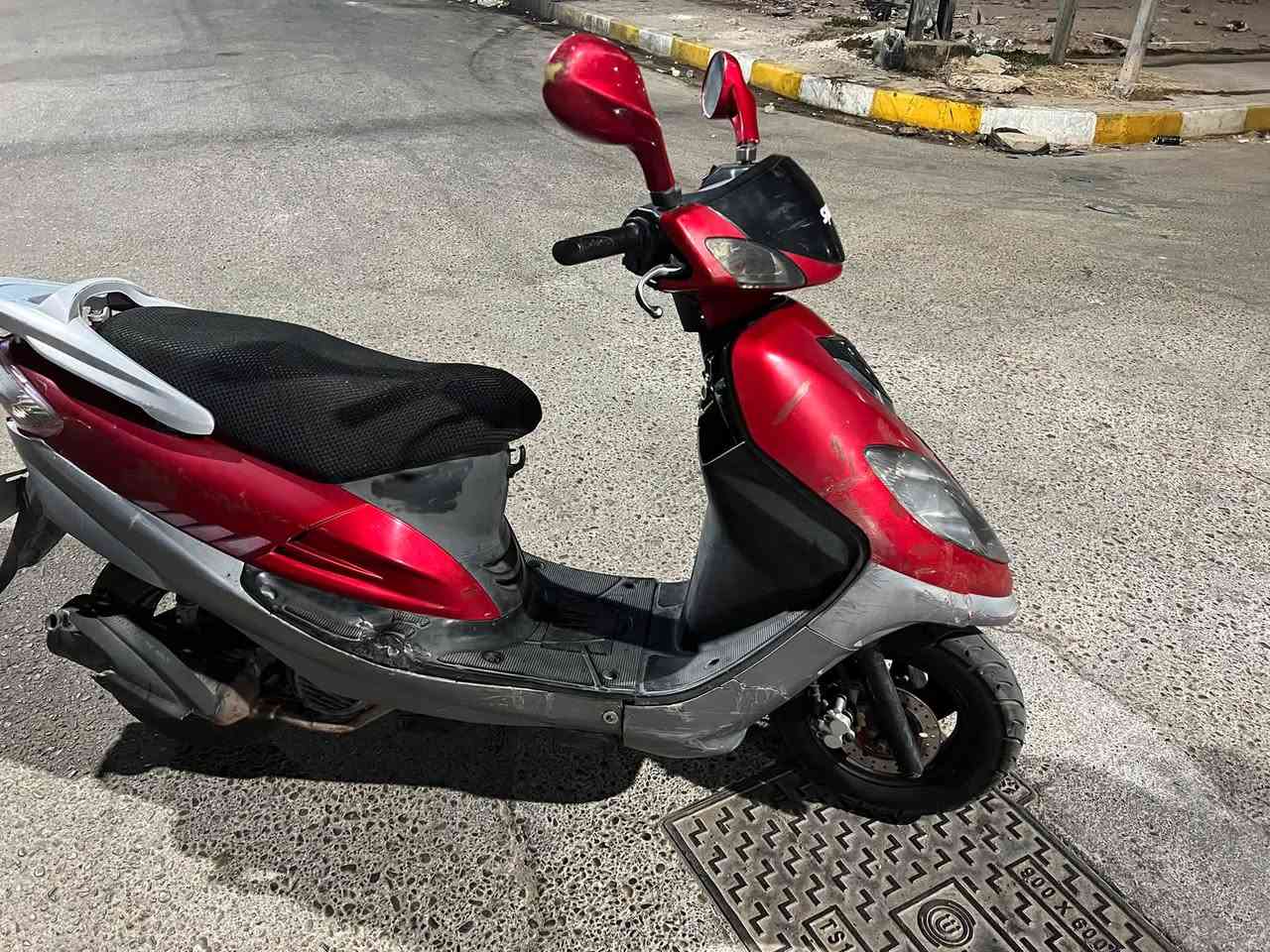 سلام عليكم دراجه للبيع سايم ابو عيون دراجه نضيفه كامله مكمله كهربائيات شغاله عوزه بس بأتري لماطور شغال من اول هندر سعر 350 وبي مجال بسيط***********. مكان رمادي تامين
